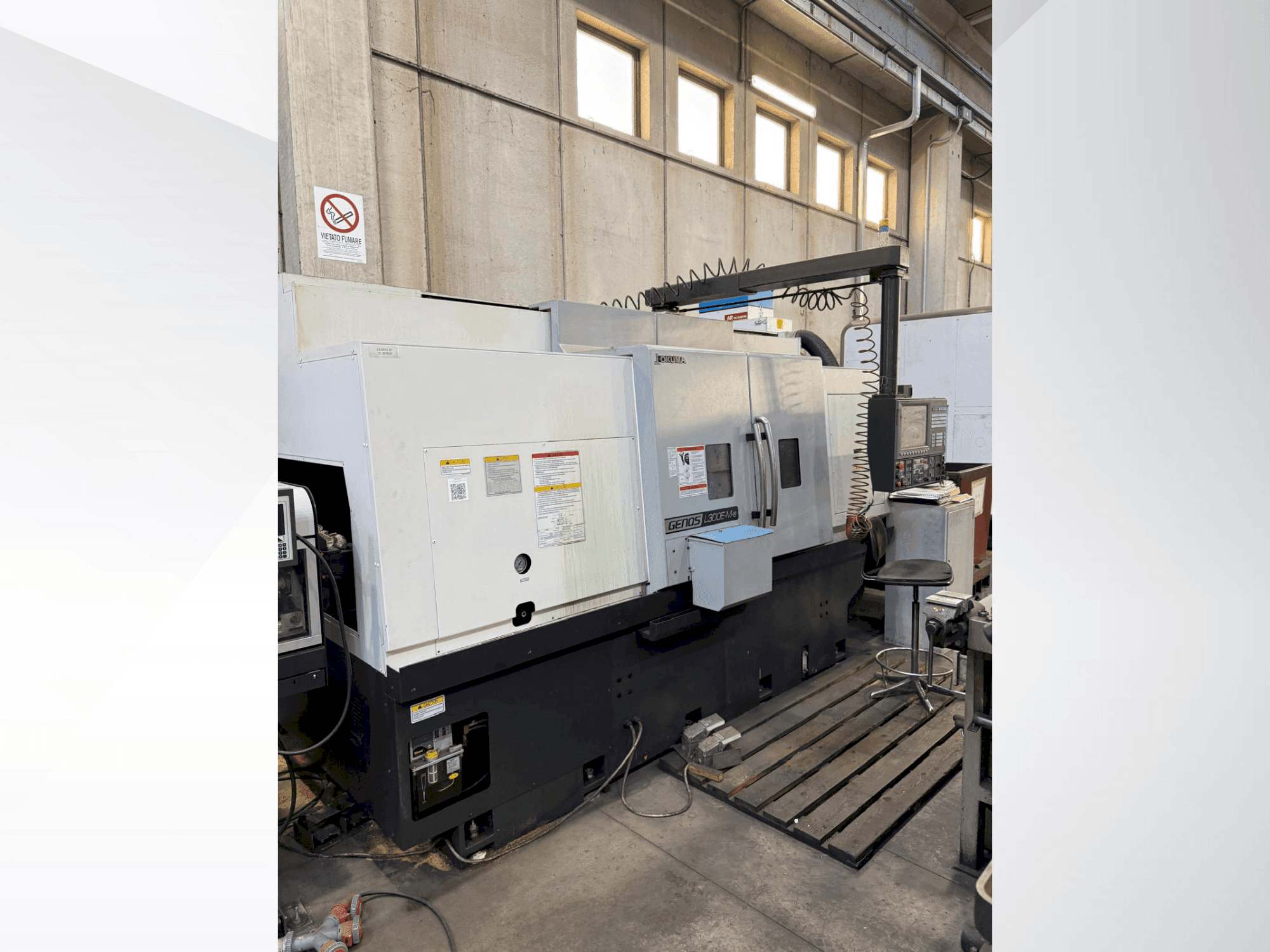 Prikaz stroja Okuma Genos L 300E-MY-e sprijeda