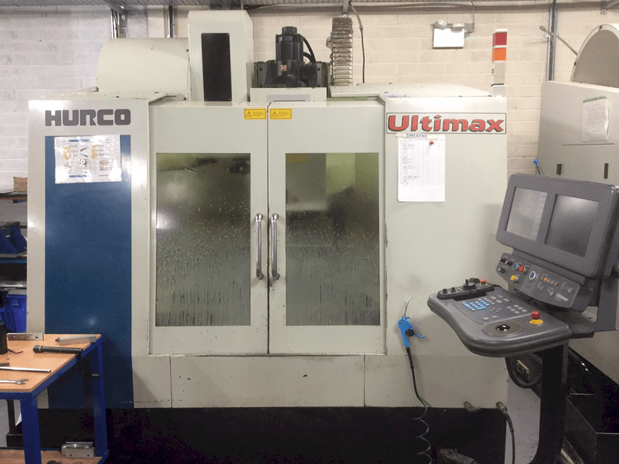 Prikaz stroja Hurco Ultimax VMX30 sprijeda