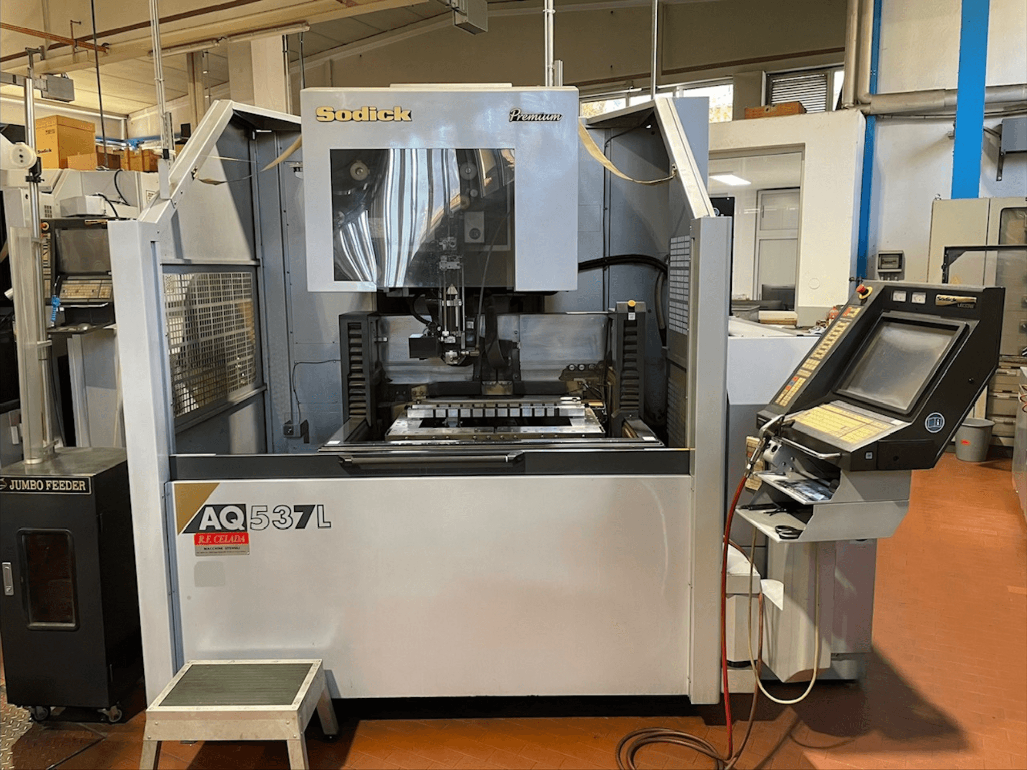 Sodick AQ537L stroj za žičanu eroziju u prednjem pogledu, s prikazom upravljačke ploče i područja obrade s vidljivim komponentama.