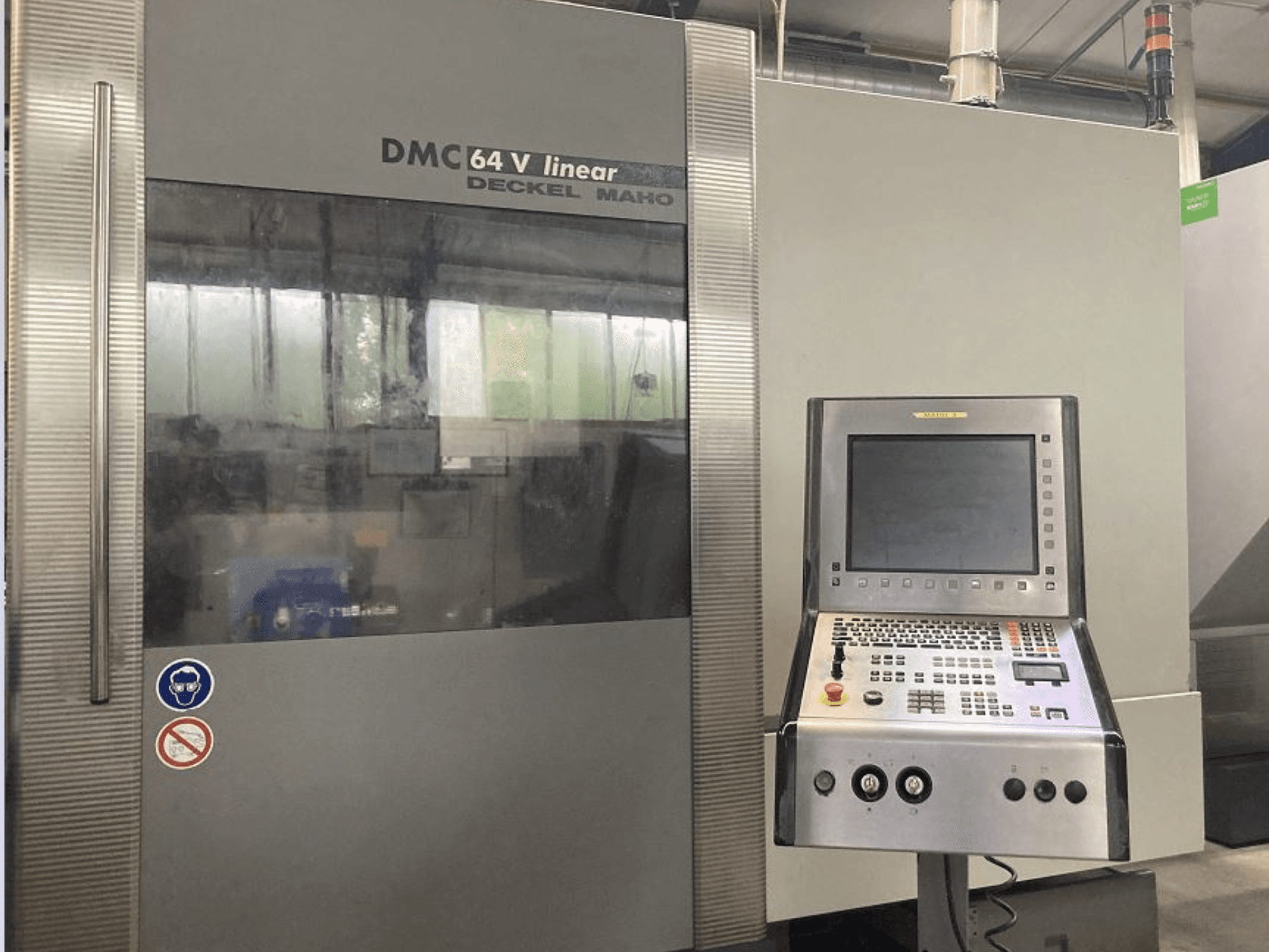DMG DECKEL MAHO DMC 64V linearni vertikalni obradni centar, prednji pogled s upravljačkom pločom i zaslonom.
