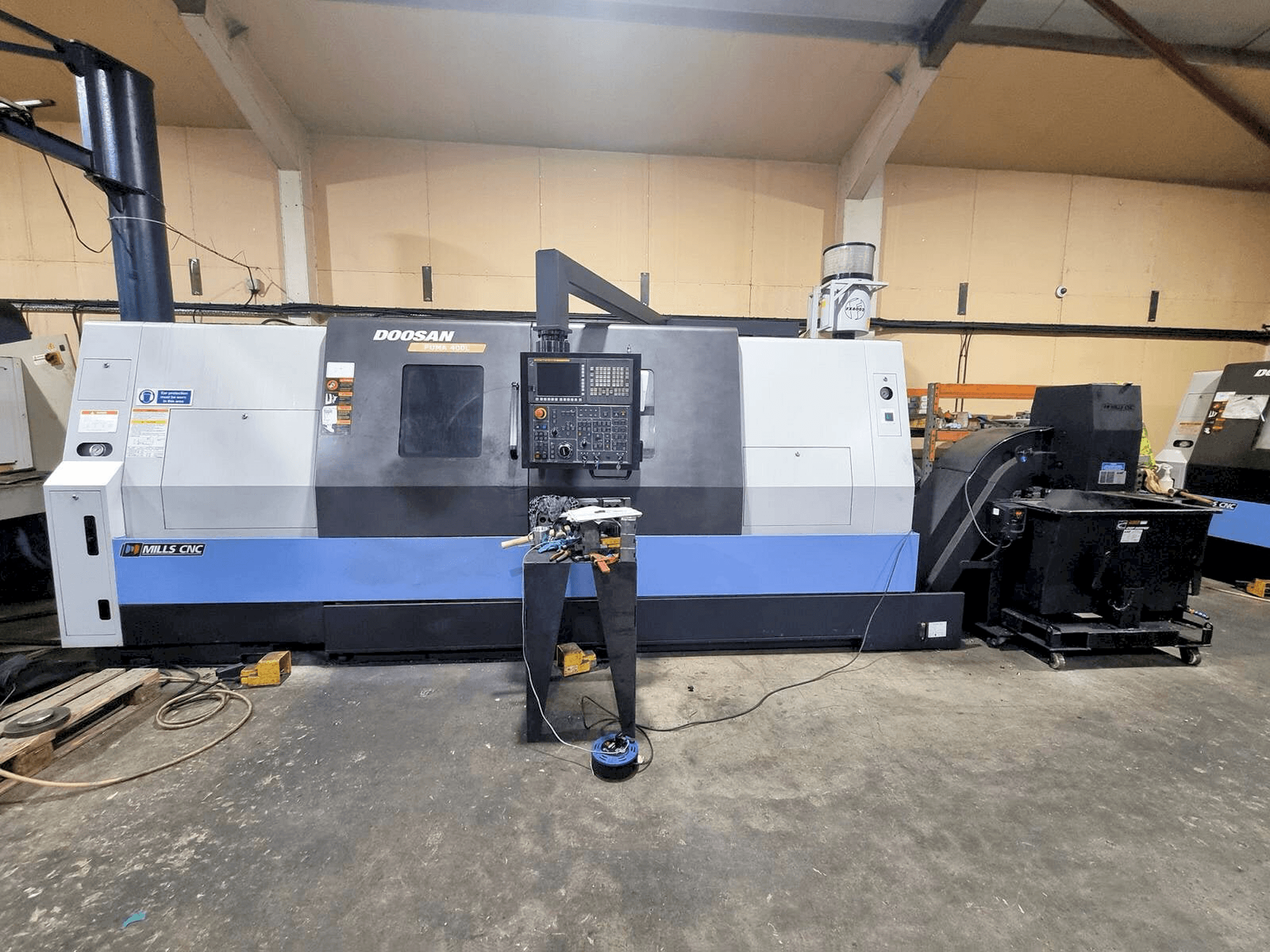 Prikaz stroja DOOSAN Puma 400LB sprijeda