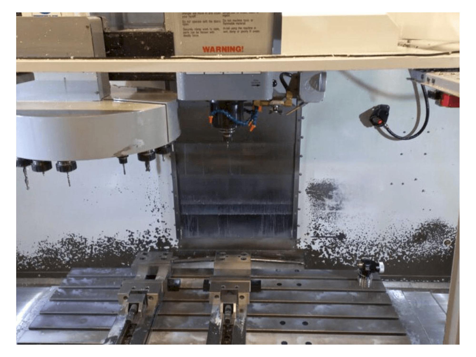 Prikaz stroja HAAS VF-4 DHE sprijeda