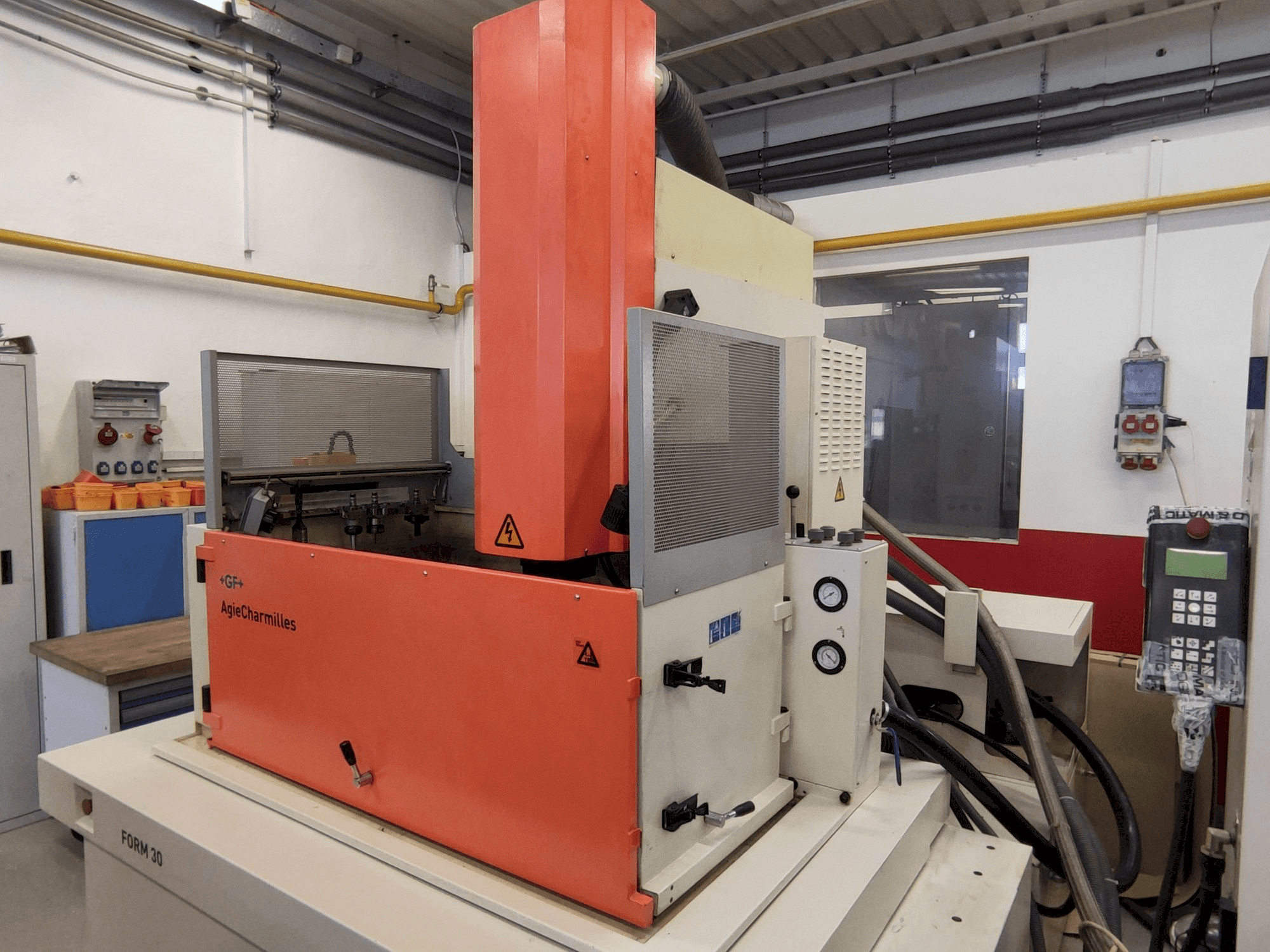 Prikaz stroja AgieCharmilles FORM 30 sprijeda