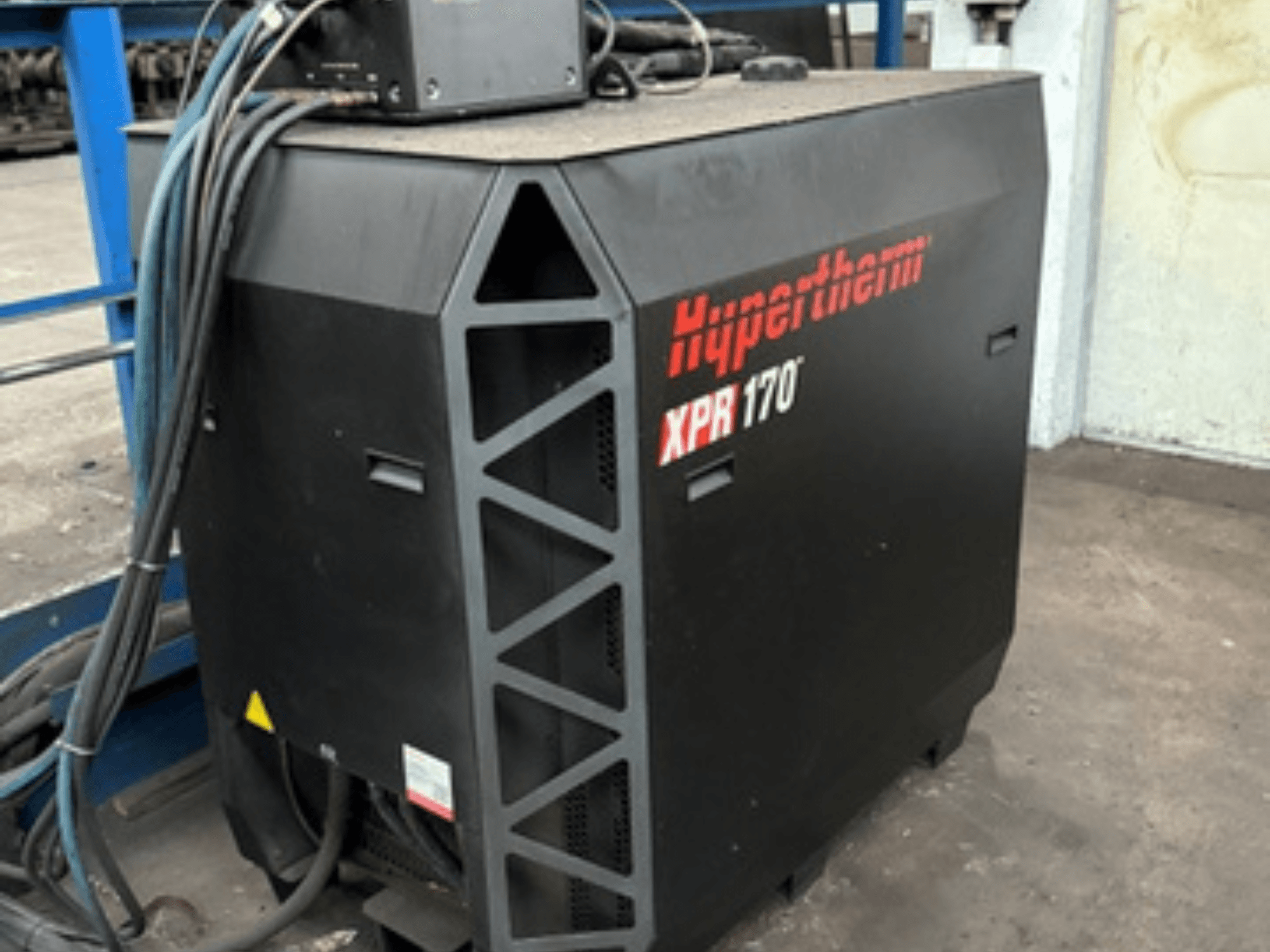 Plazma rezač Hypertherm XPR170, gledan sa strane, s otvorima za hlađenje i više kabela za rad.