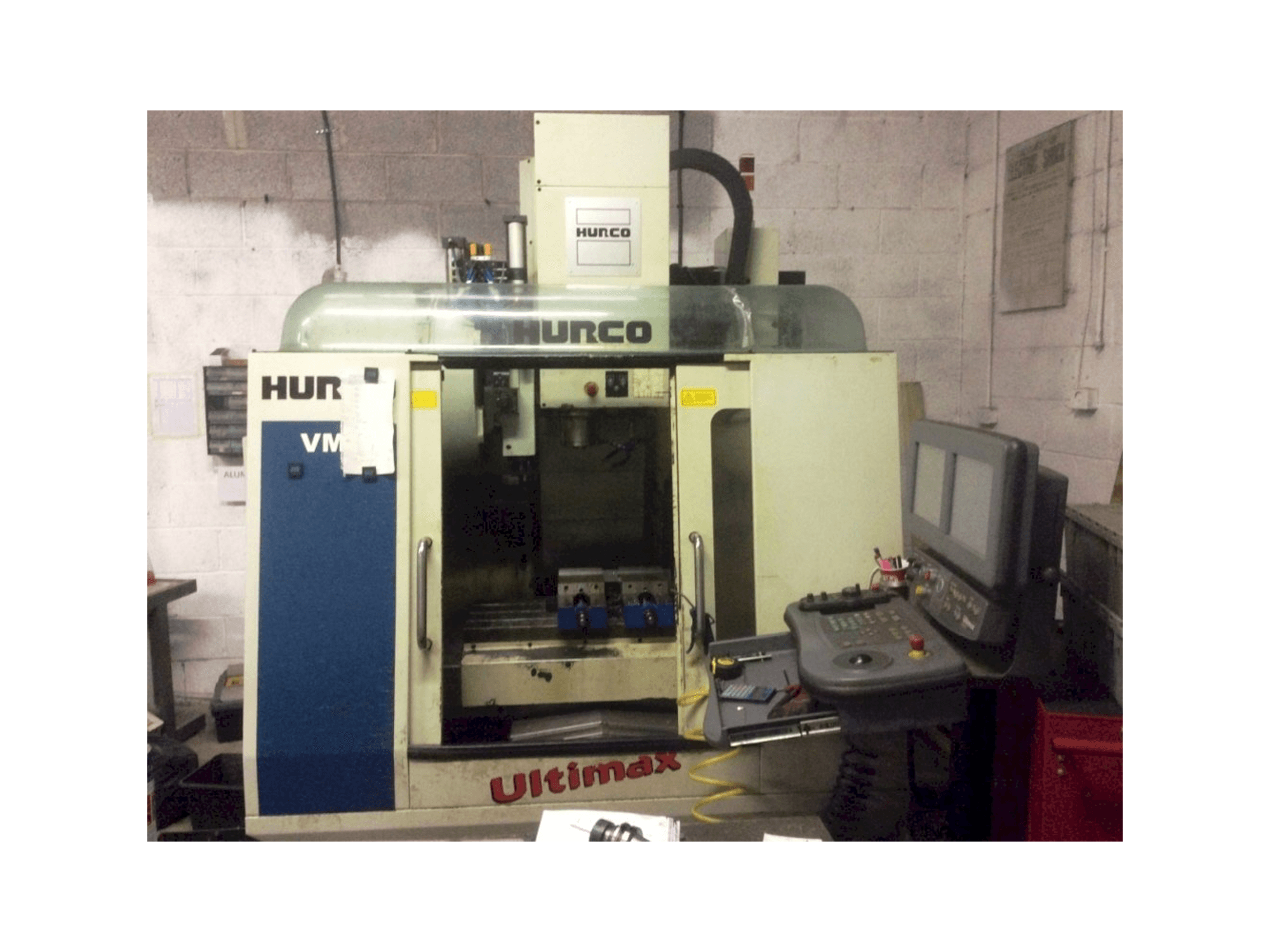 Prikaz stroja Hurco VM1 sprijeda