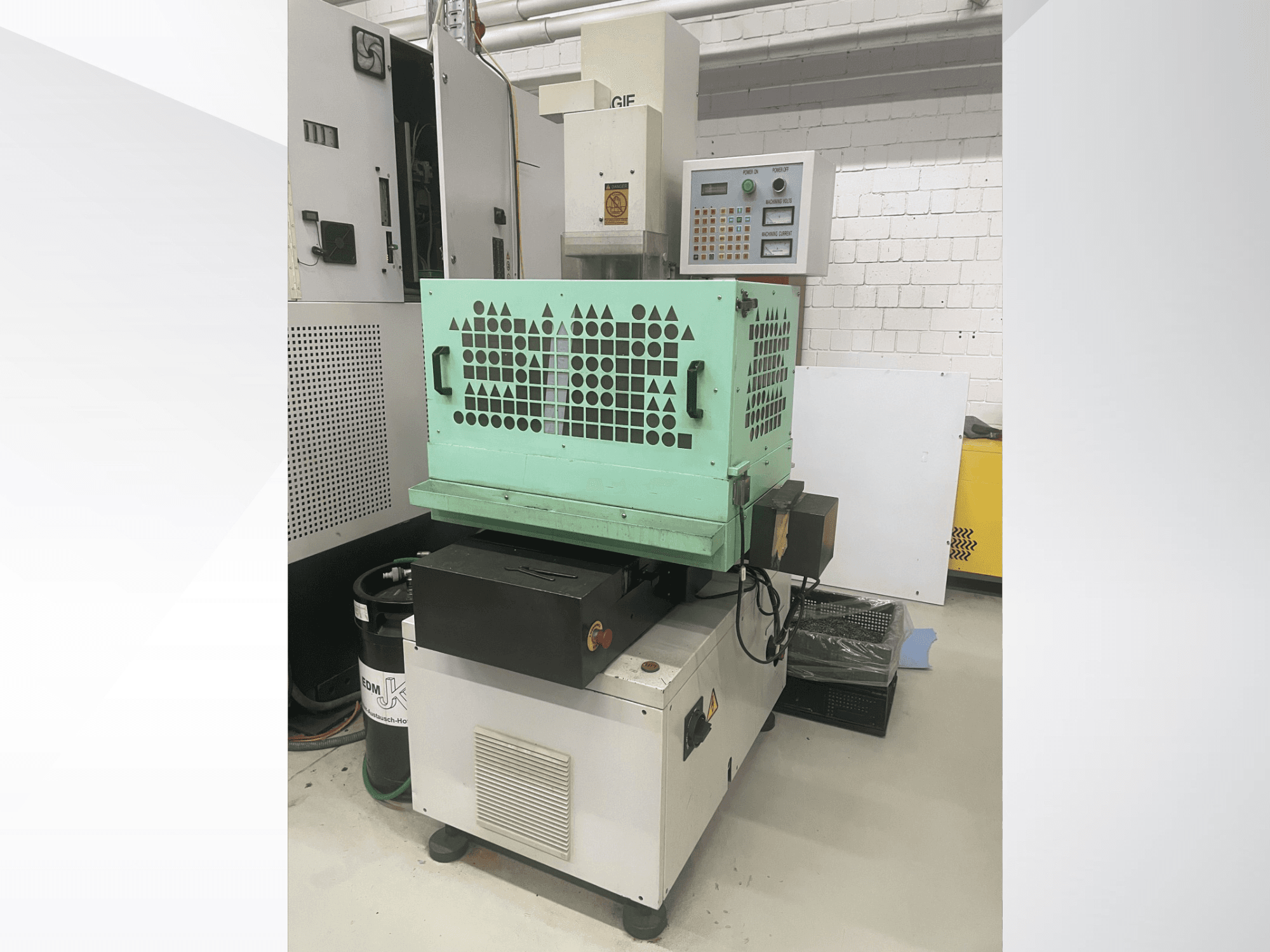 AGIE Bušilica, bušilica za metal, prednji pogled s kontrolama, zeleno kućište i kompaktan dizajn. Idealna za precizan rad.