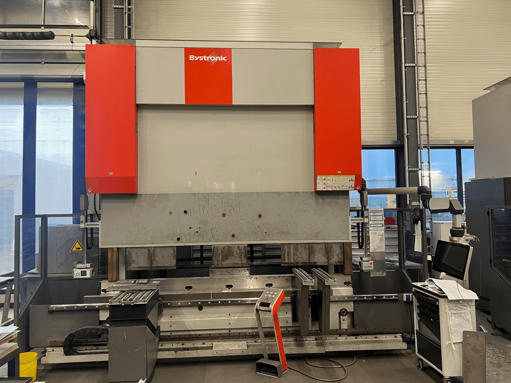 Bystronic stroj za savijanje lima u prednjem pogledu, s elegantnim dizajnom, upravljačkom pločom i sigurnosnim značajkama.