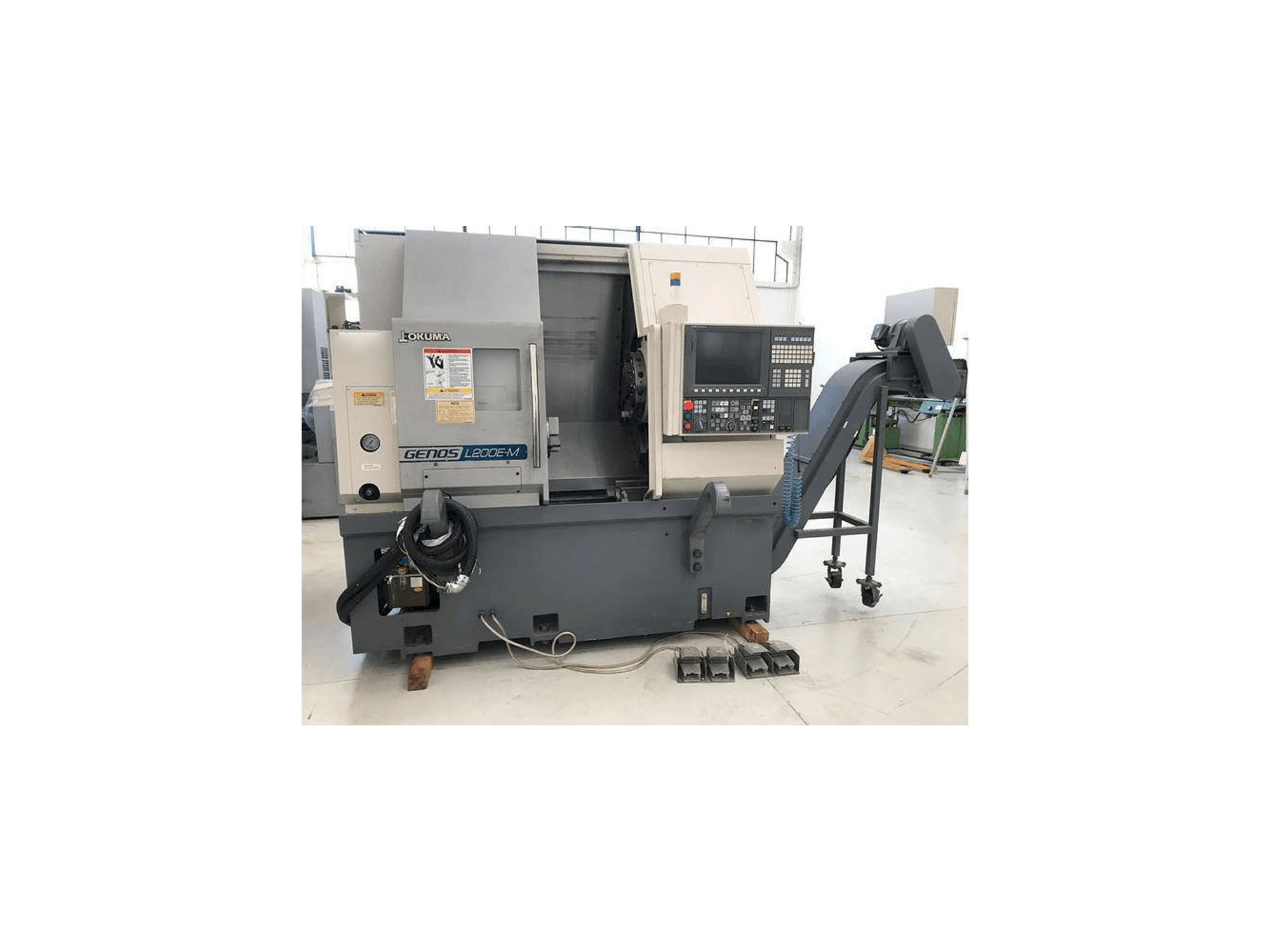 Prikaz stroja Okuma Genos L200E-MY sprijeda