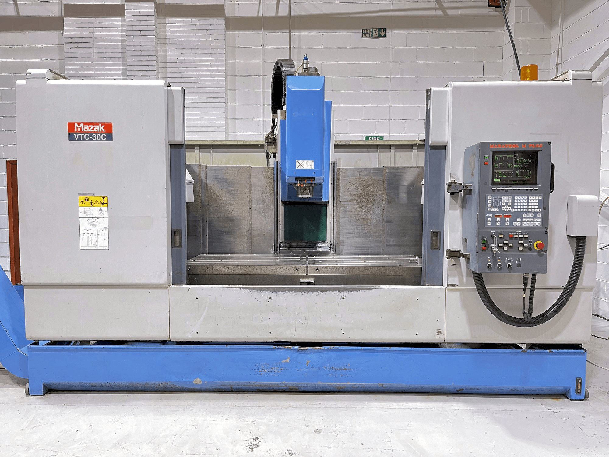 Prikaz stroja Mazak VTC-30C sprijeda