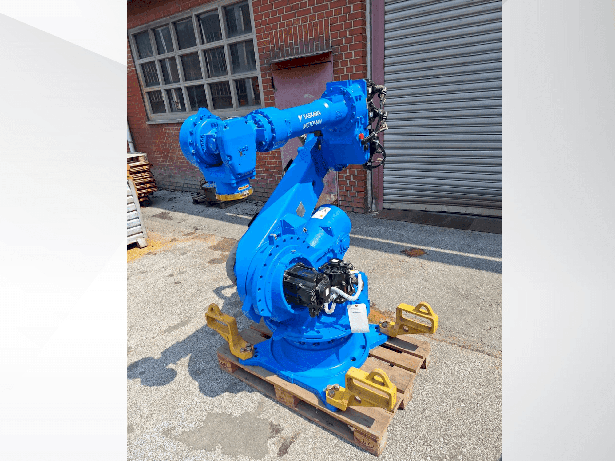 Prikaz stroja Yaskawa Motoman ES165D sprijeda