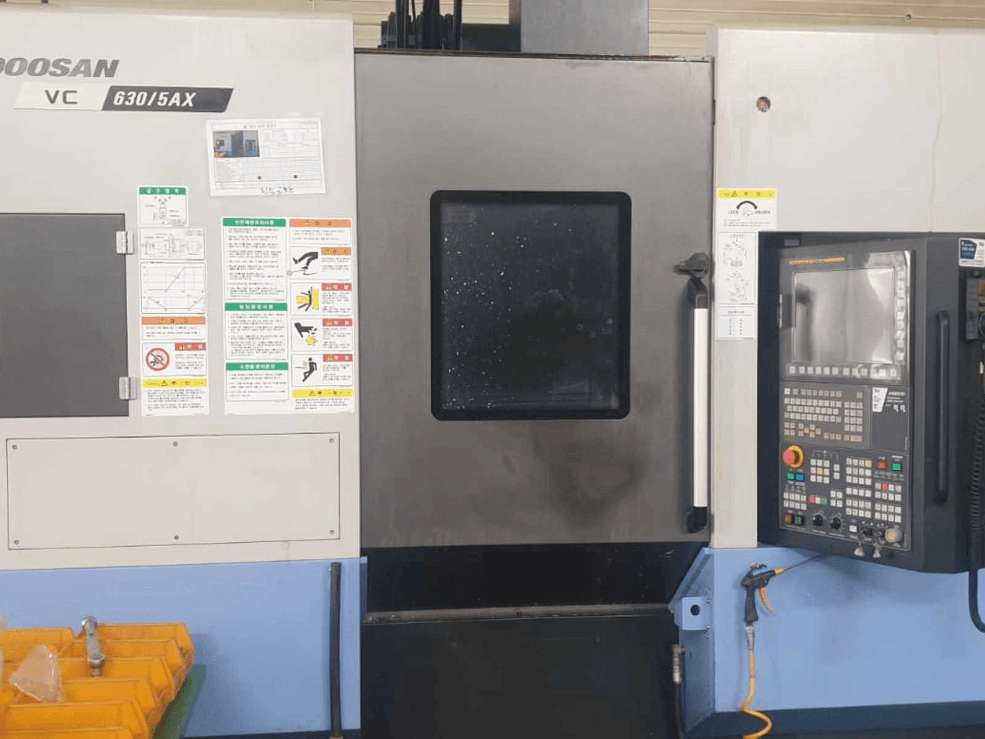 Prikaz stroja Doosan VC 630/5AX sprijeda