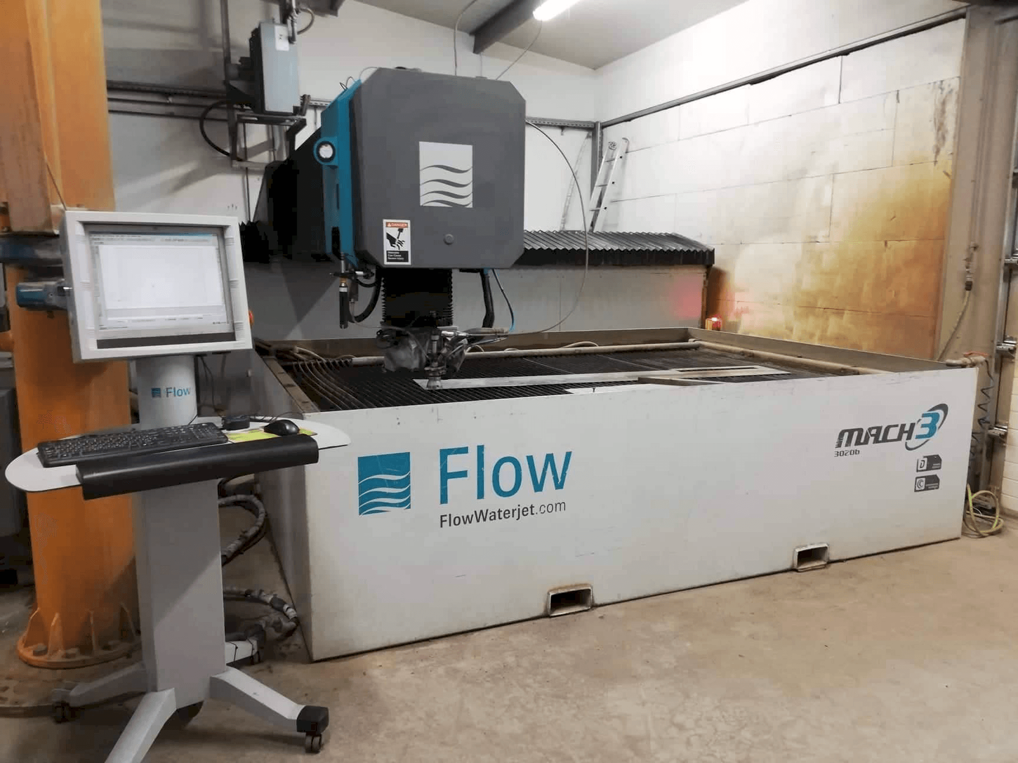 Prikaz stroja Flow Mach3-3020b sprijeda