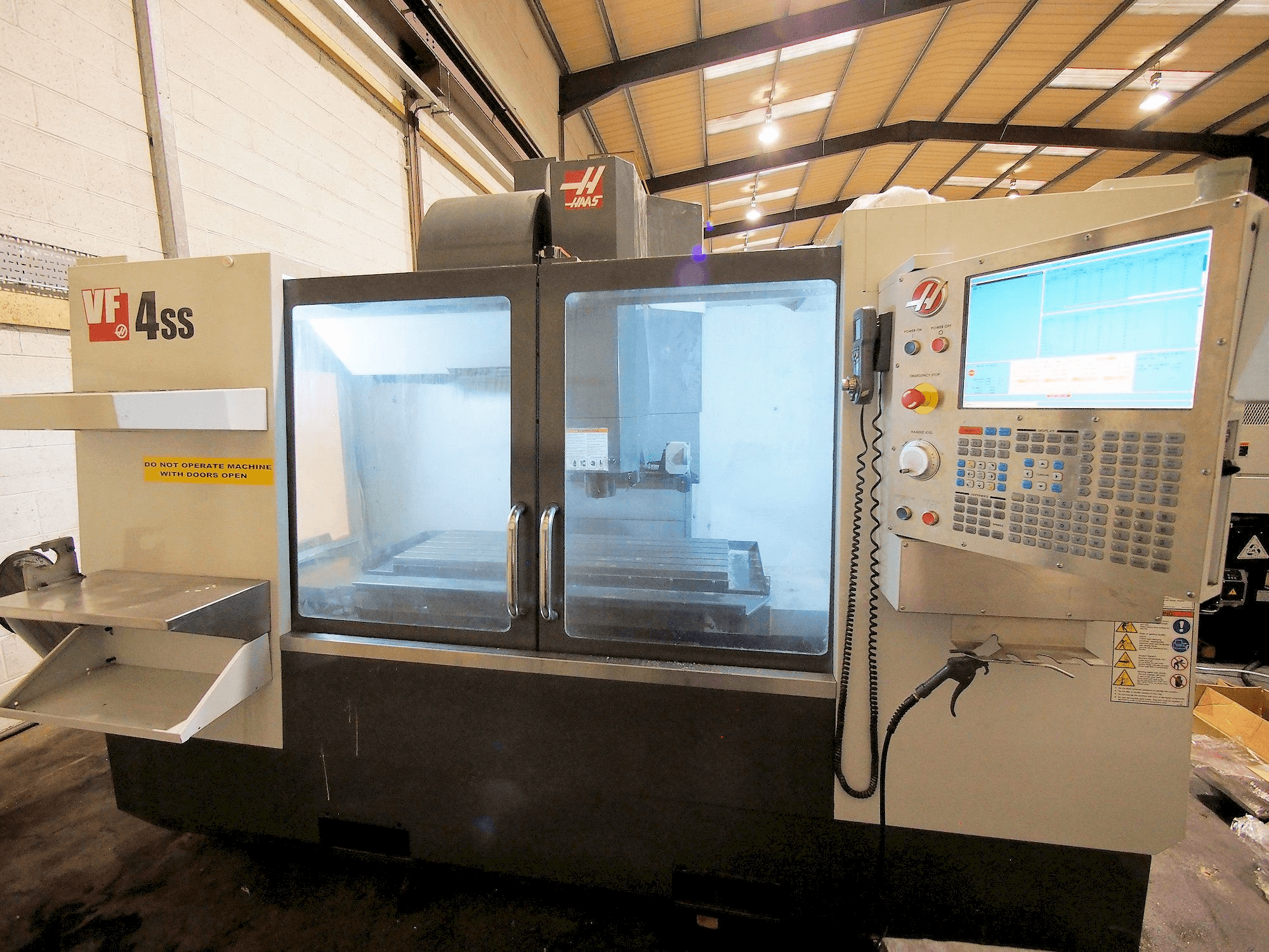 Prikaz stroja HAAS VF-4SS sprijeda
