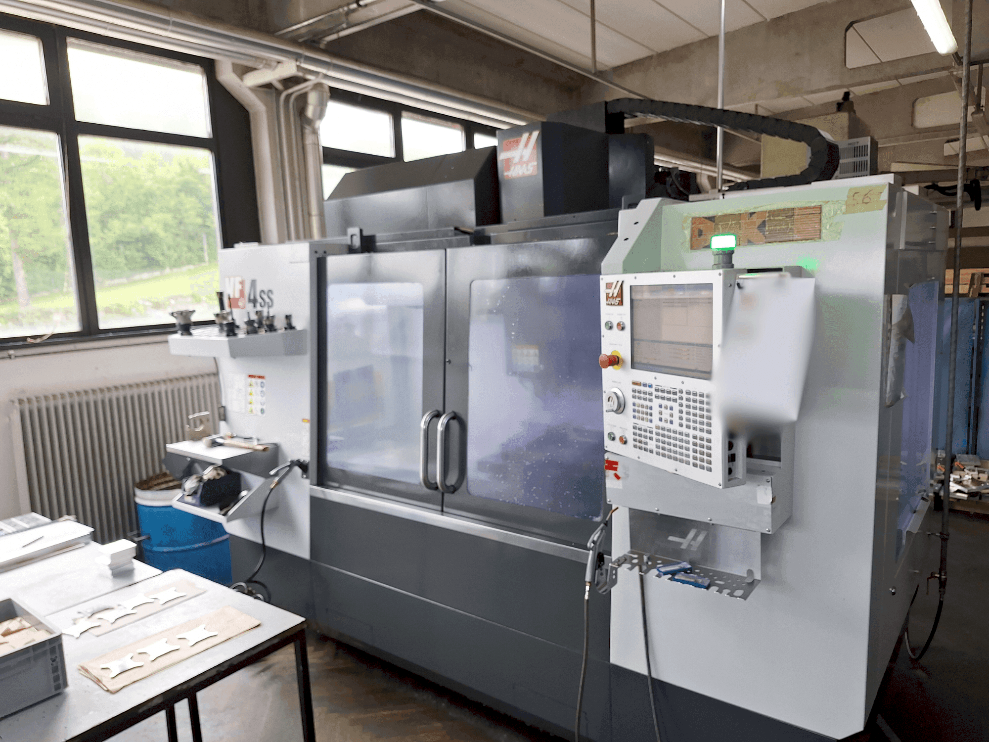 Prikaz stroja HAAS VF-4SS sprijeda