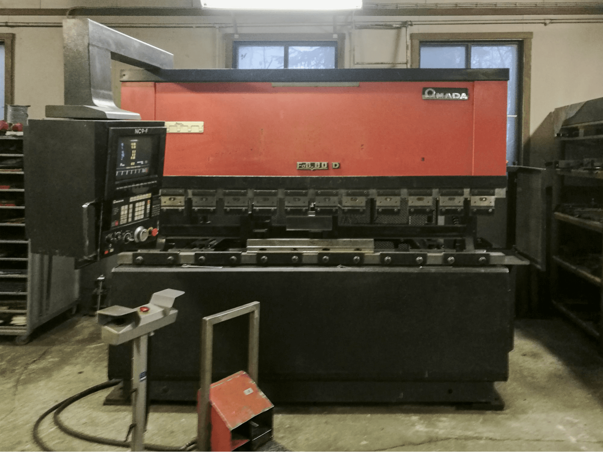 Prikaz stroja AMADA FBD-8025F sprijeda
