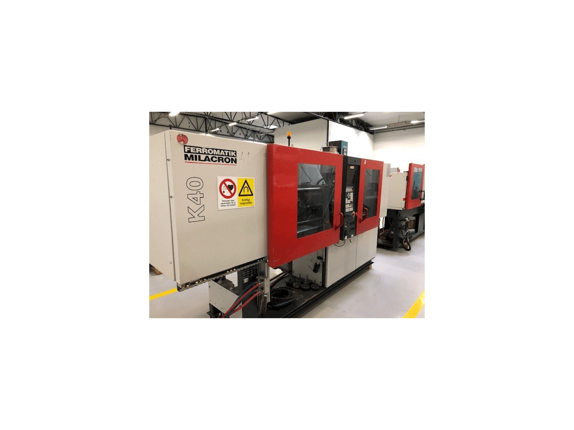 Prikaz lijeve strane stroja FERROMATIK MILACRON K40 D-E