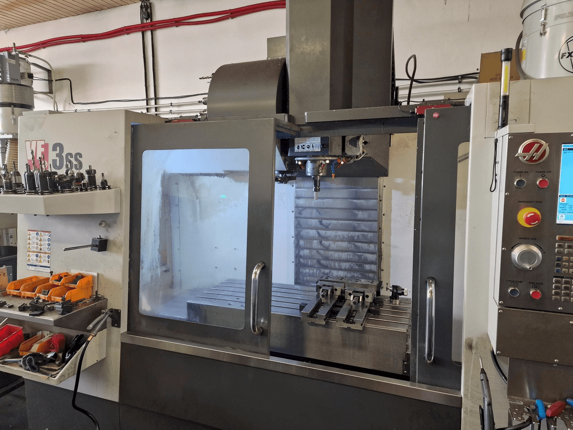 Prikaz stroja HAAS VF-3SS sprijeda