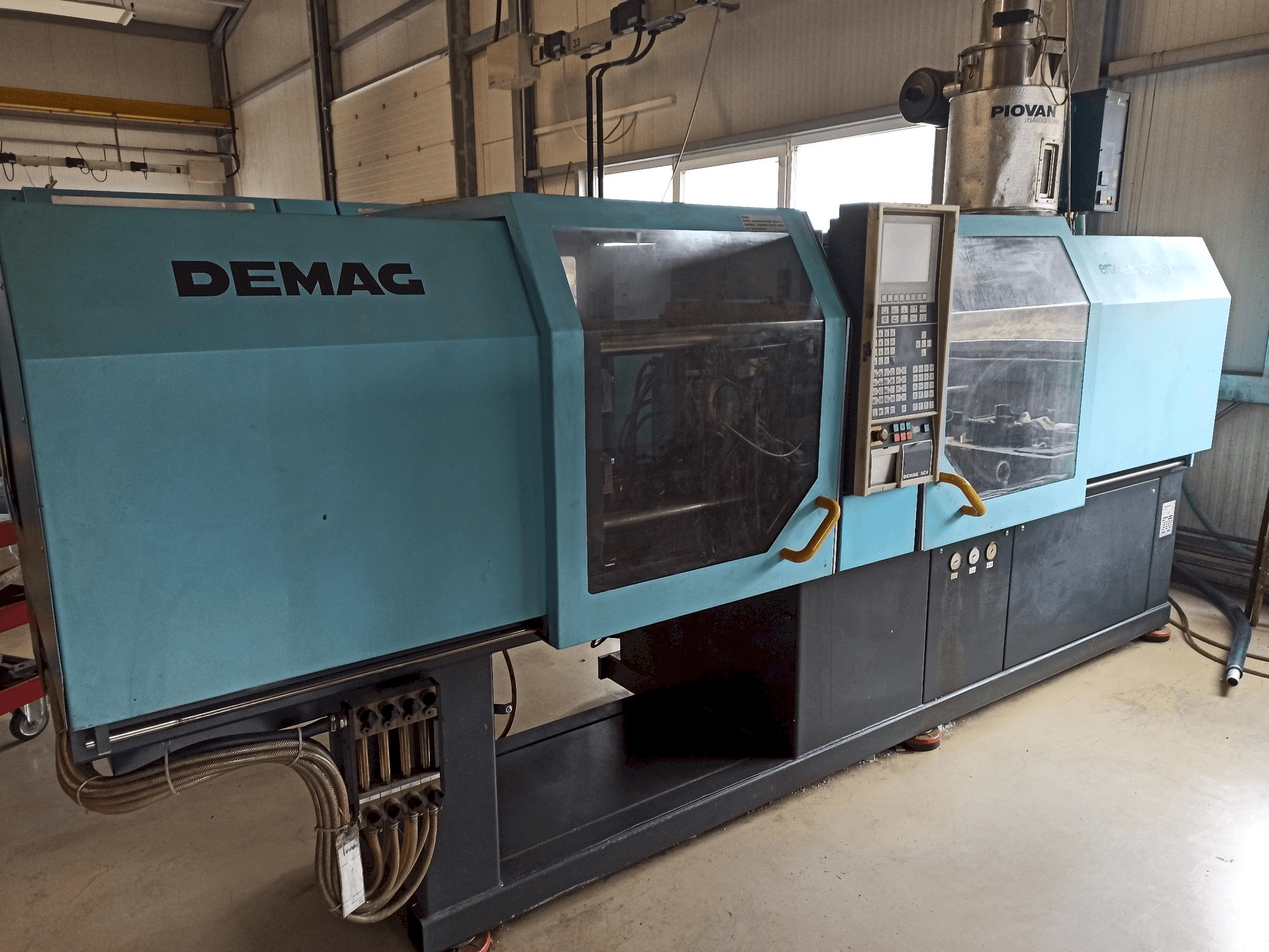 Prikaz lijeve strane stroja DEMAG Ergotech 150-610 Compact