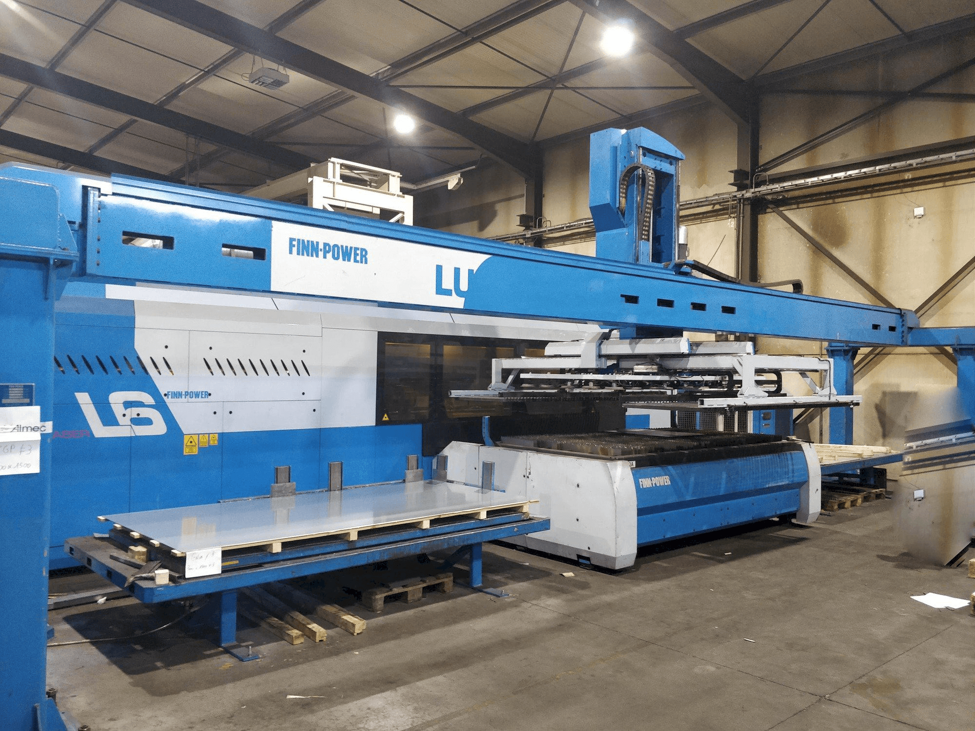 Prikaz stroja Finn-Power L6 sprijeda