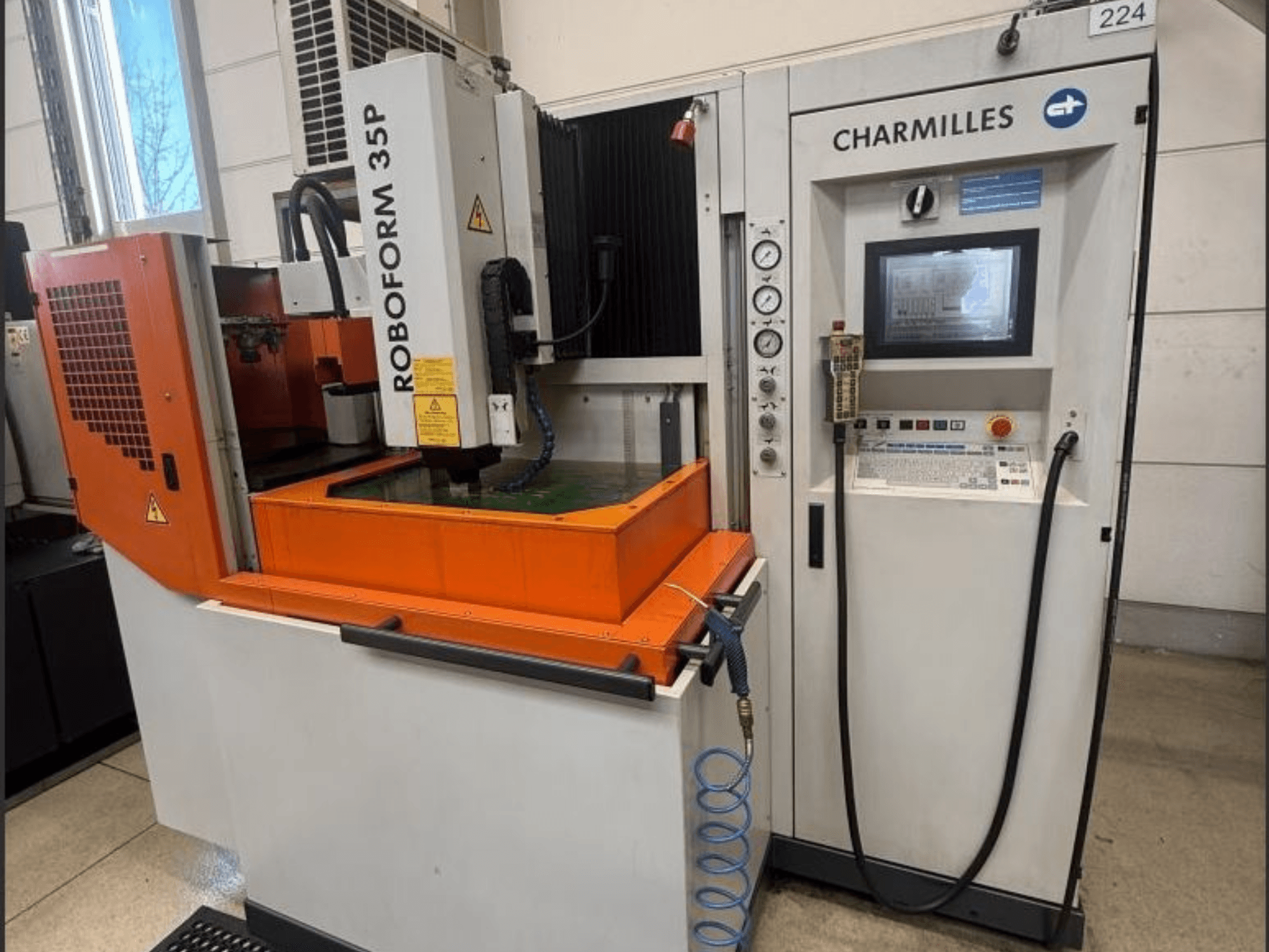 Charmilles ROBOFORM 35P stroj za erozijsku obradu, pogled sprijeda, s upravljačkom pločom, portalom i spremnikom tekućine u radu.