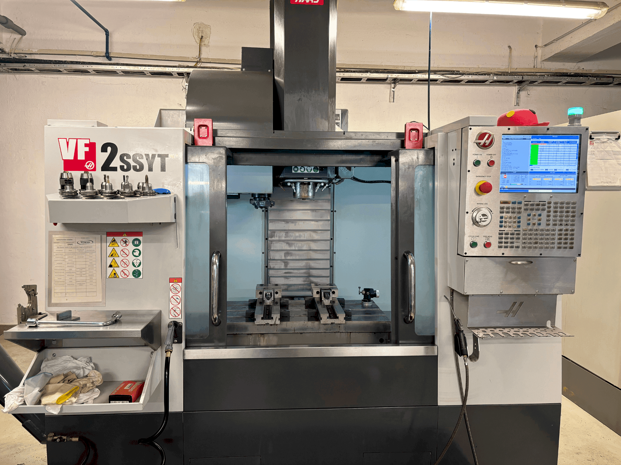 Prikaz stroja HAAS HAAS VF-2SSYT sprijeda