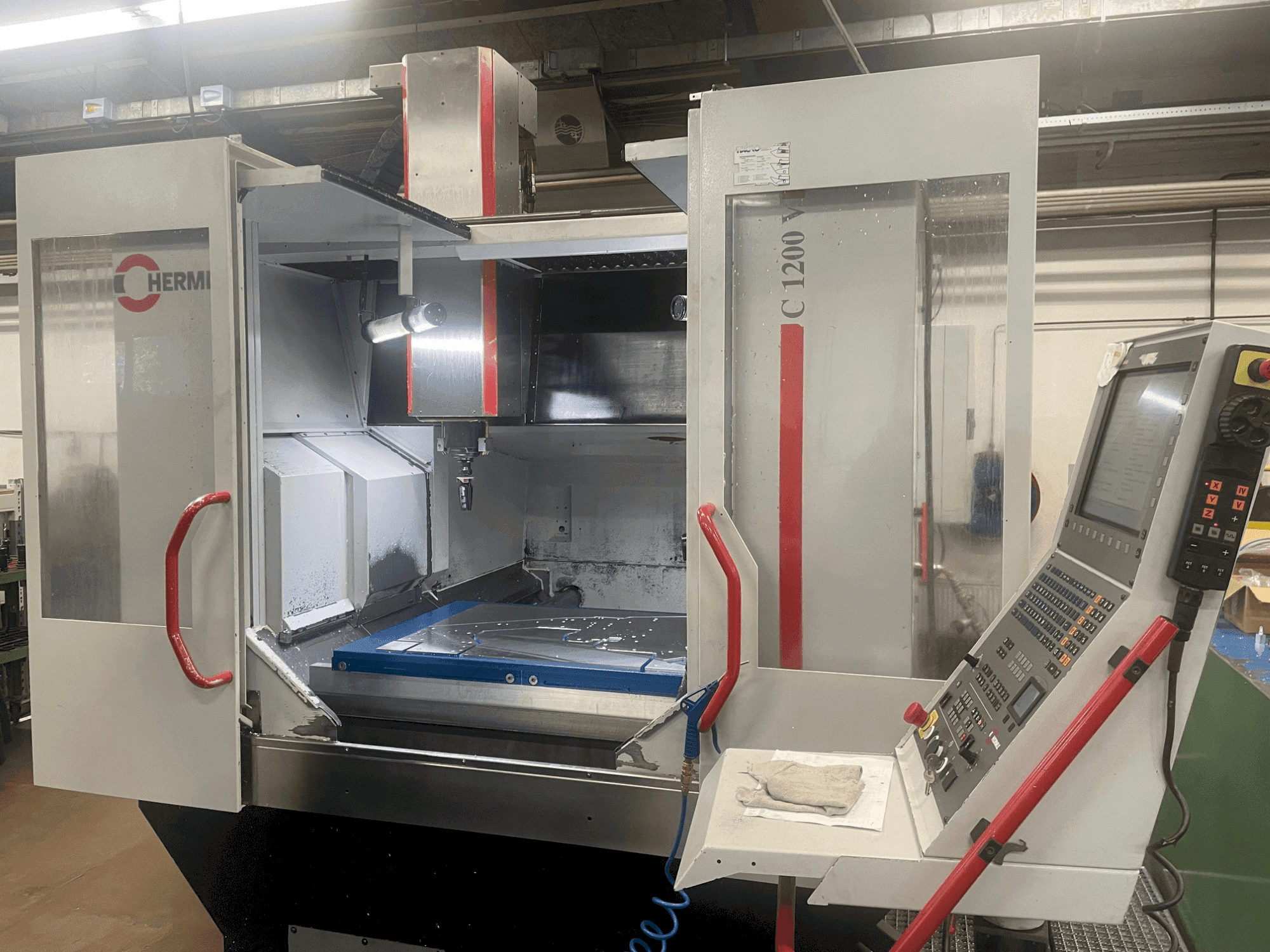 Prikaz stroja HERMLE C 1200 V sprijeda