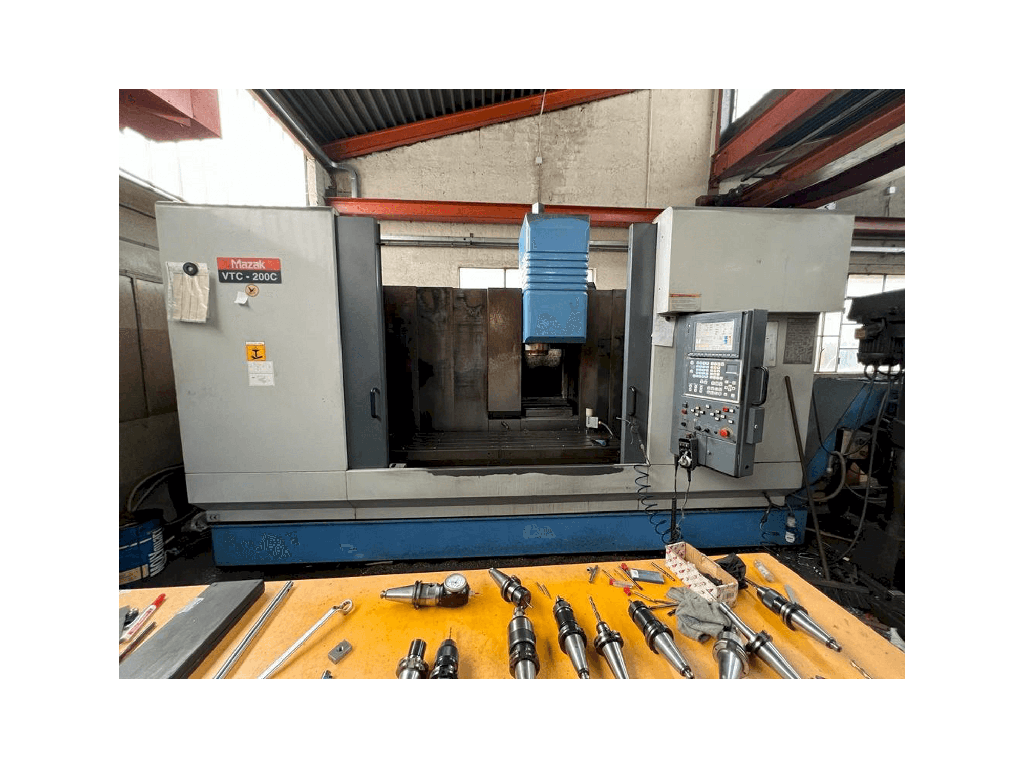Prikaz stroja Mazak VTC 200C sprijeda