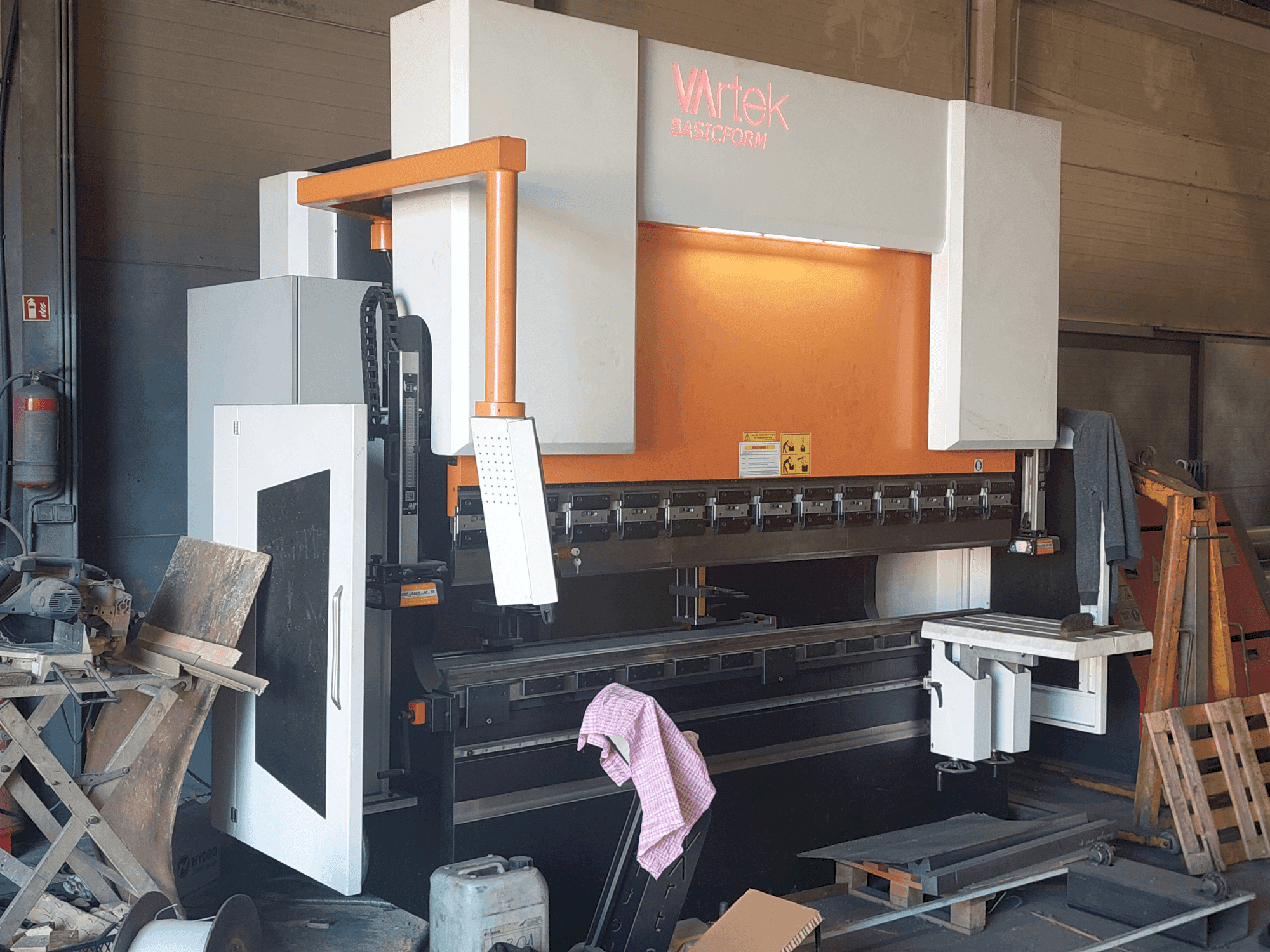 Prikaz stroja VARTEK BasicForm 2600 / 135 CNC sprijeda
