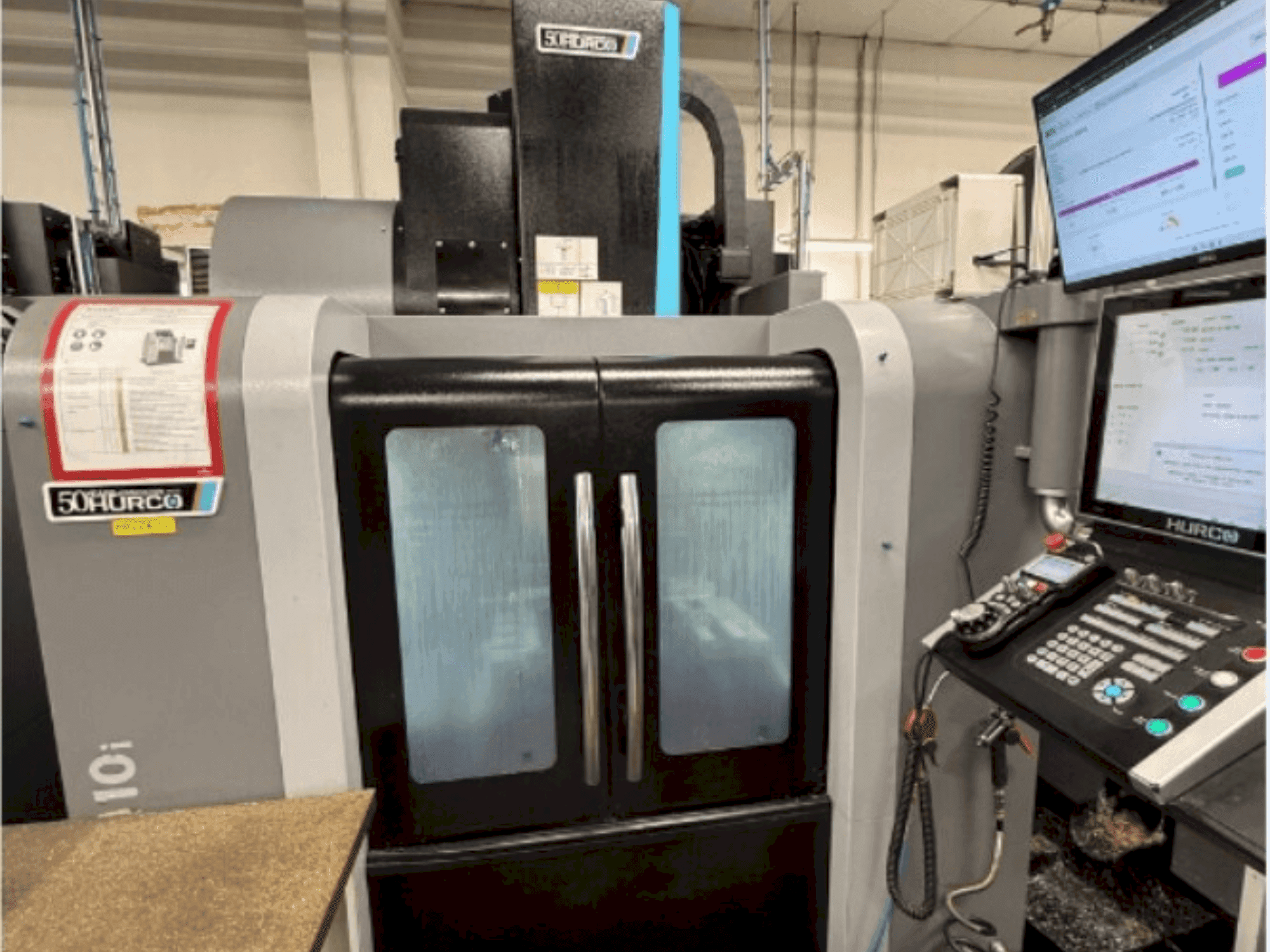 Prikaz stroja Hurco VM10i sprijeda
