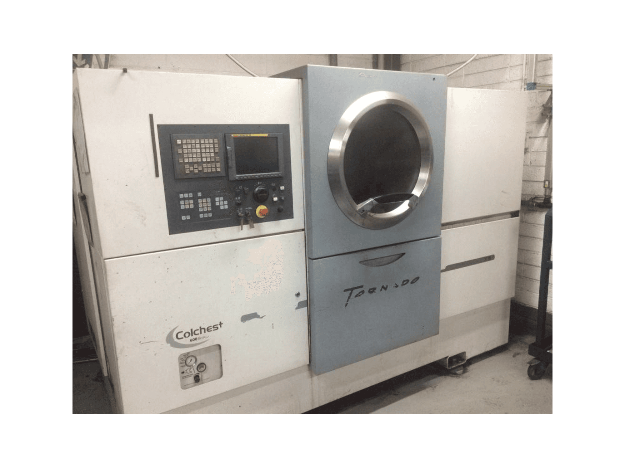 Prikaz stroja Colchester Tornado T8 sprijeda