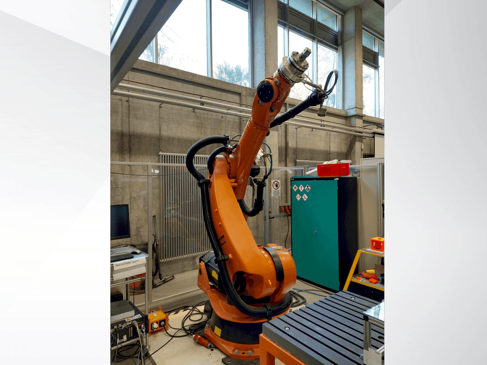 Prikaz stroja KUKA KR 240-2 2000 sprijeda