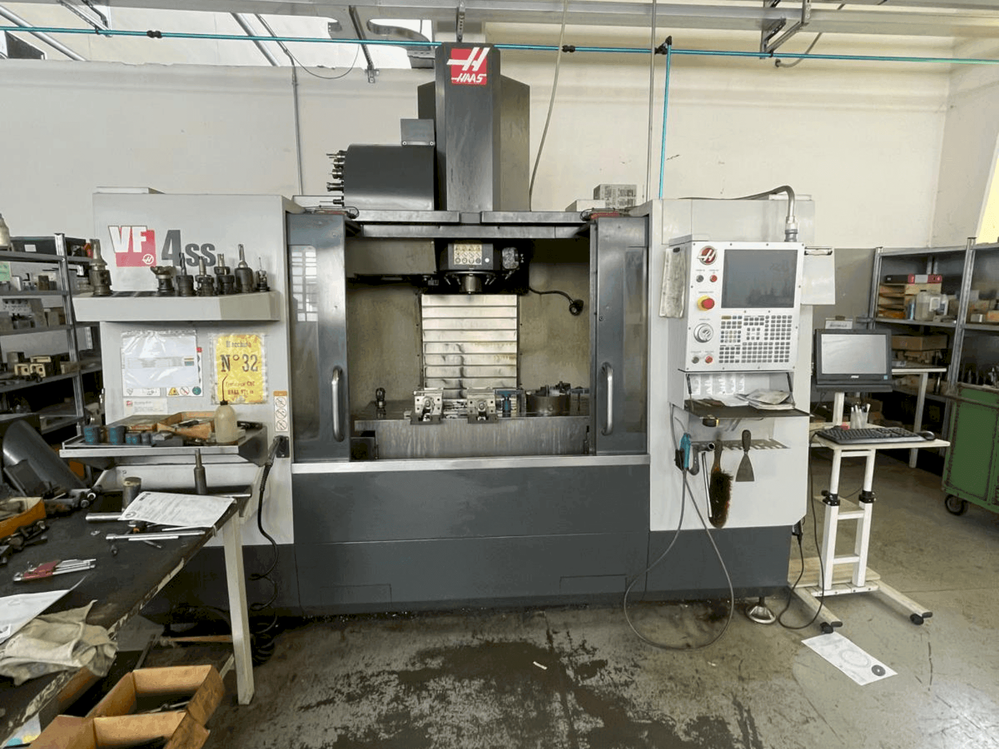 Prikaz stroja HAAS VF4SS sprijeda