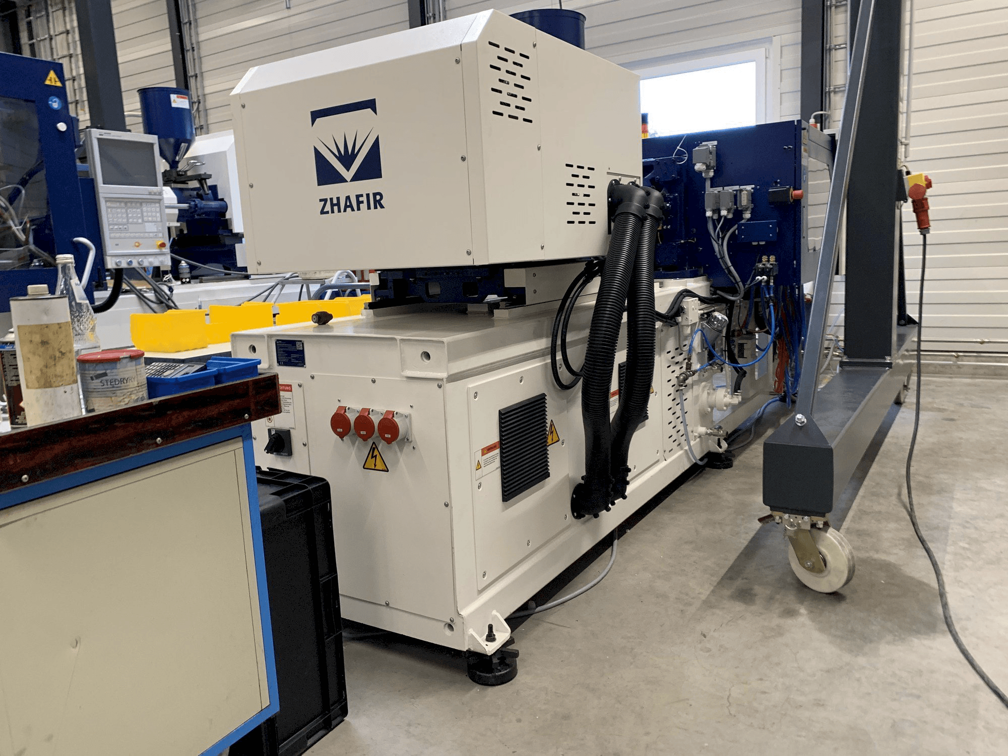 Prikaz lijeve strane stroja ZHAFIR ZERES 600 Haitian