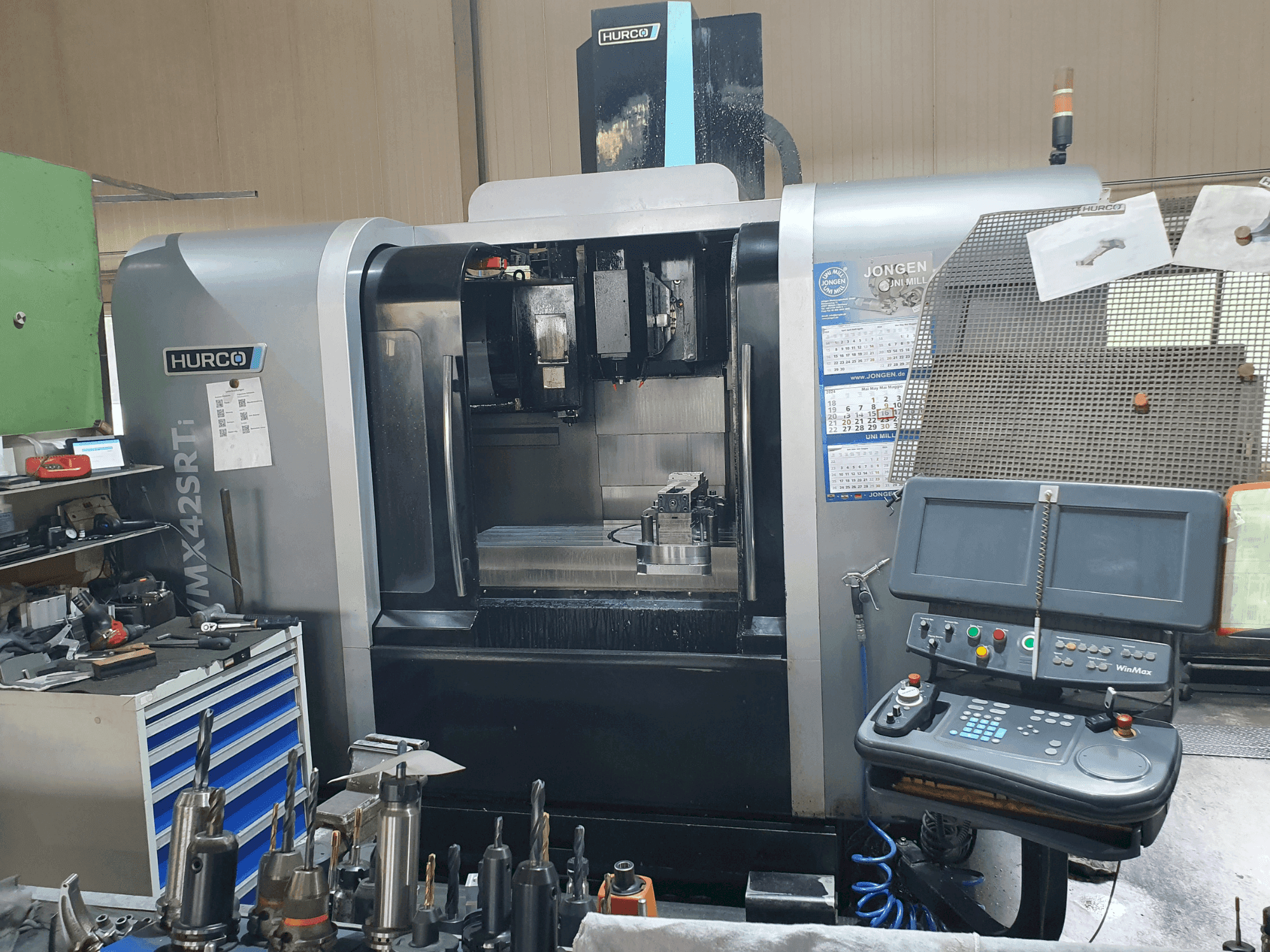 Prikaz stroja Hurco VMX 42 SRTi sprijeda