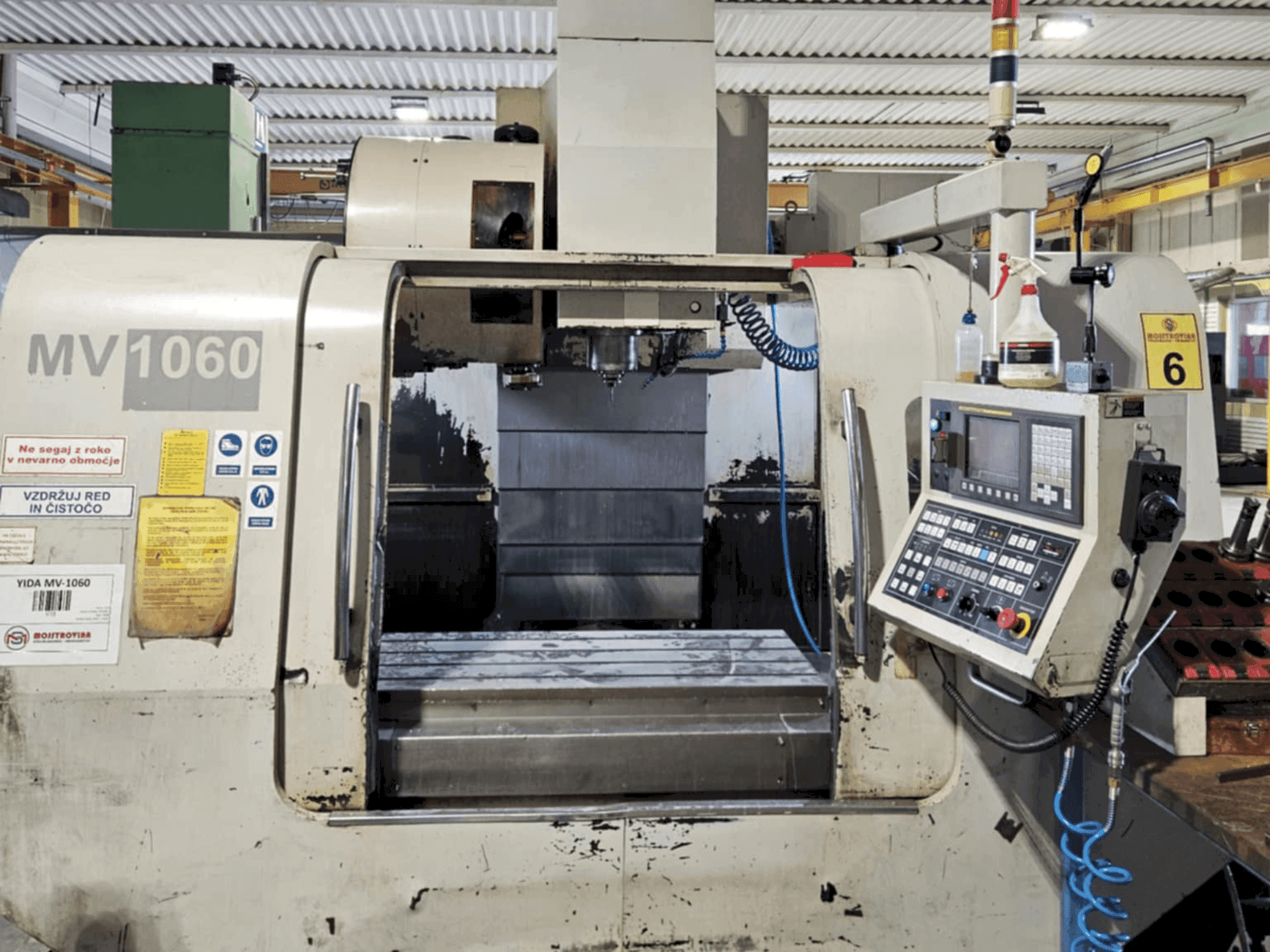 Prikaz stroja Yida MV-1060 sprijeda