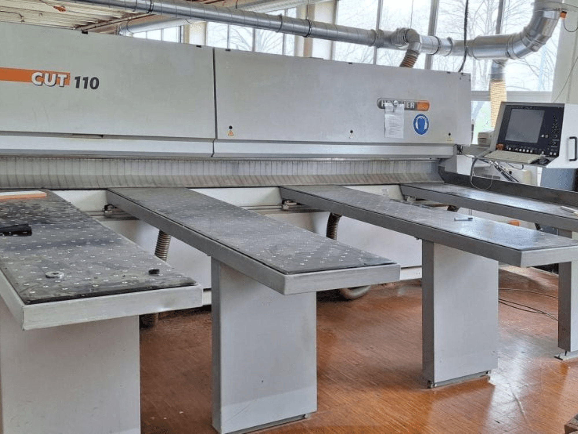 HOLZHER 6310 CUT 110 pločasta pila u prednjem pogledu, s dva horizontalna stola i digitalnom upravljačkom pločom.
