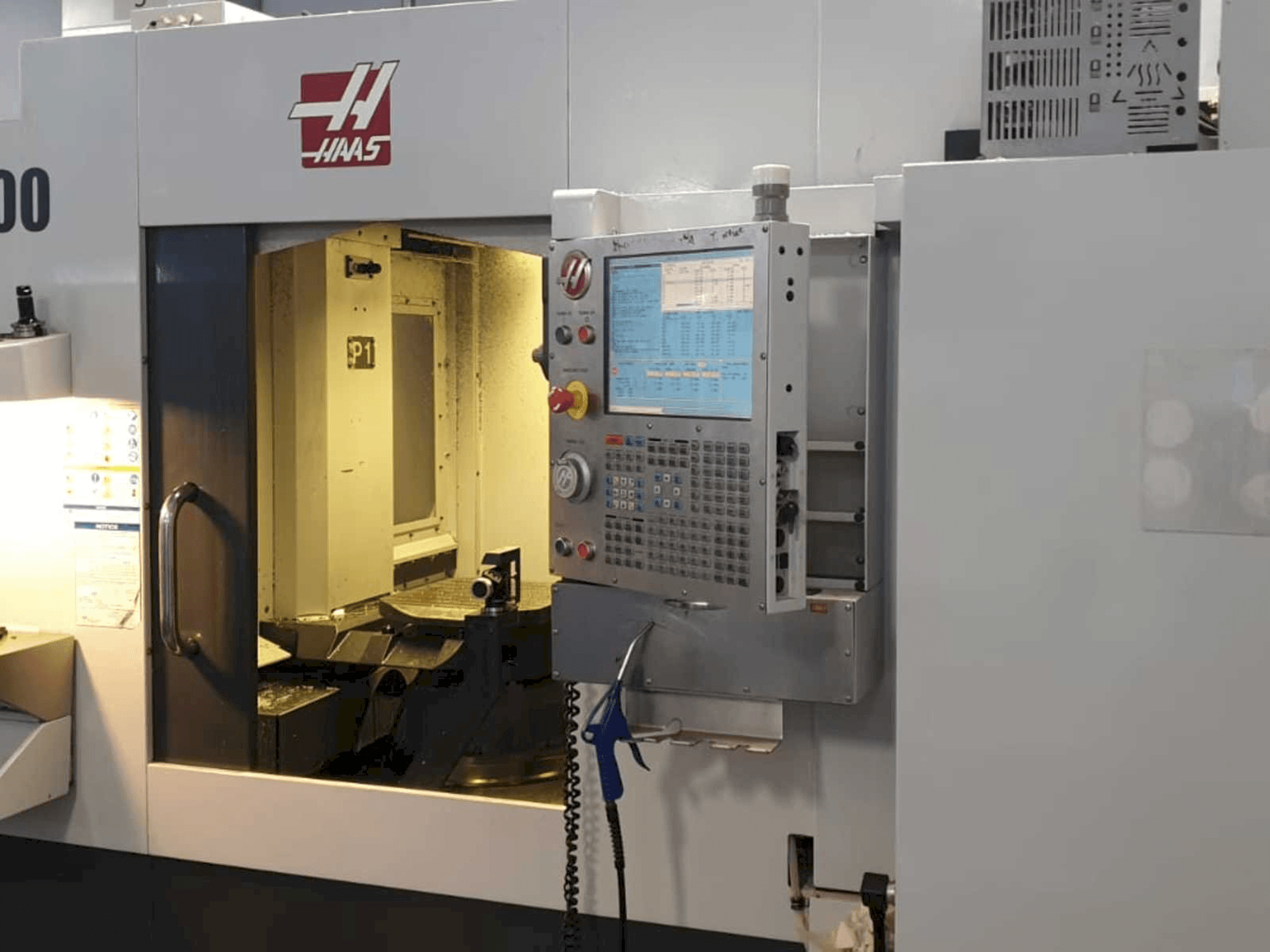 Prikaz stroja HAAS EC400 sprijeda