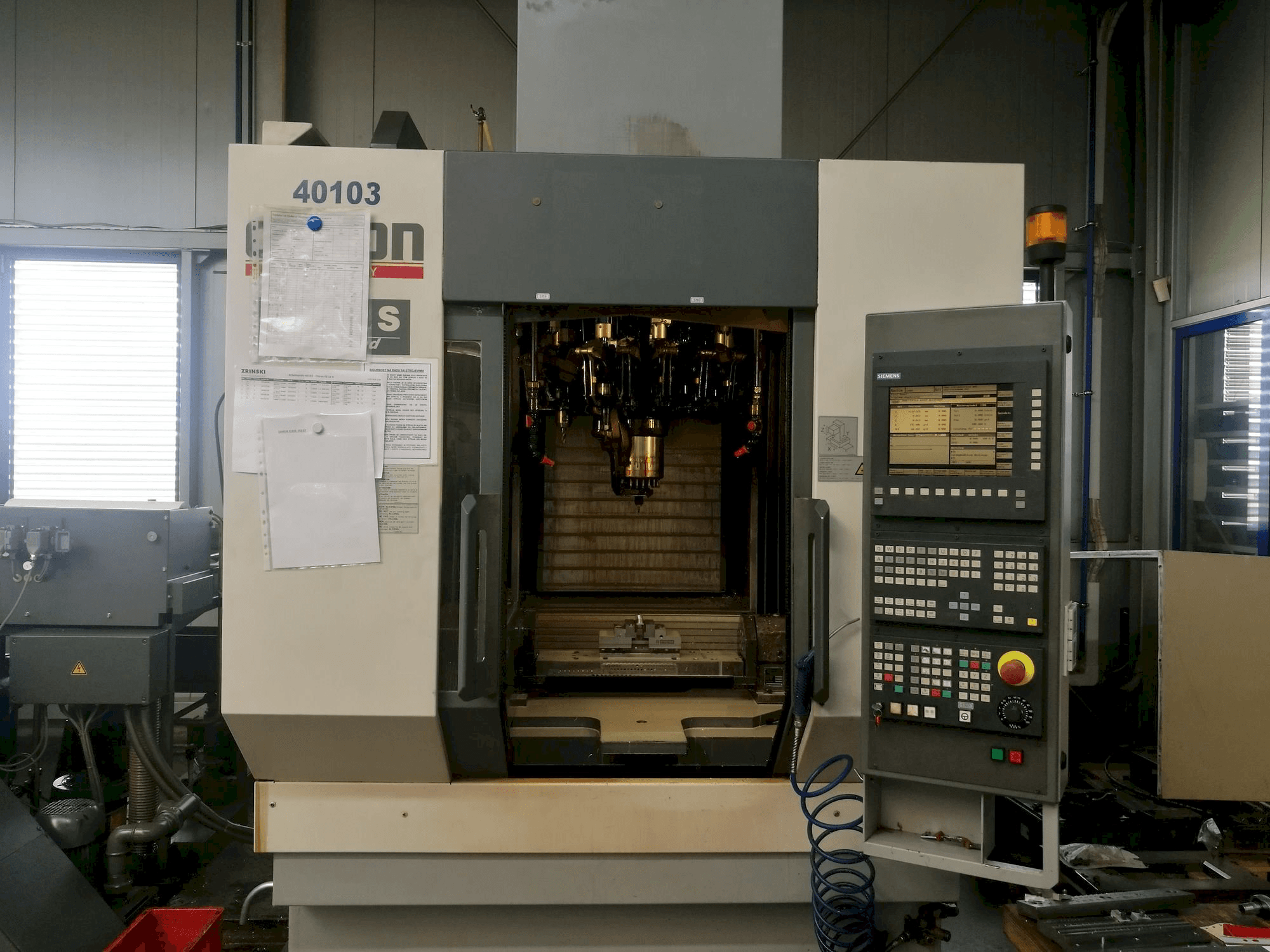 Prikaz stroja CHIRON FZ12S sprijeda