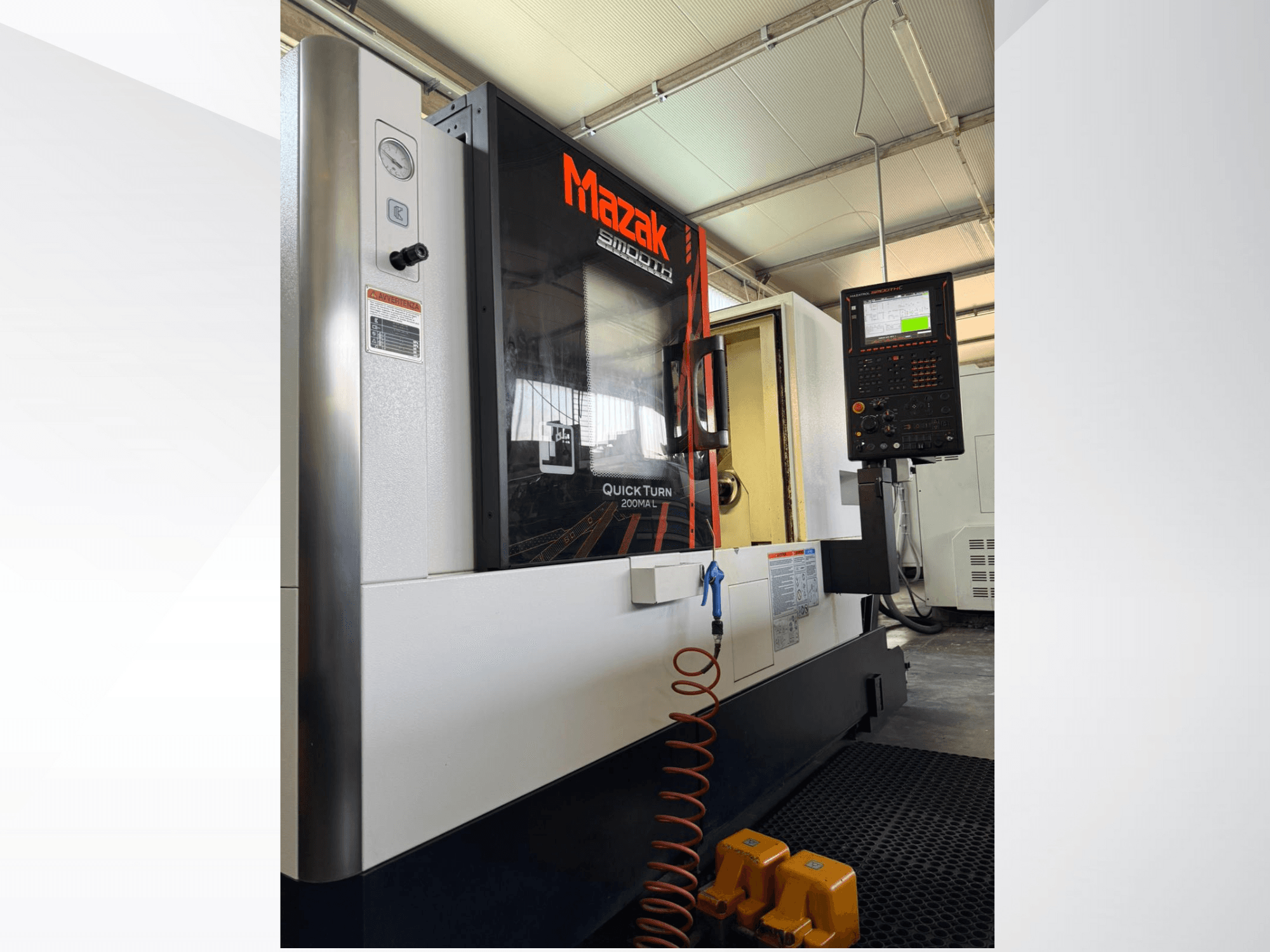 Mazak Quick Turn CNC tokarski stroj u sivoj i crnoj boji, bočni pogled koji prikazuje upravljačku ploču i manometar. Idealan za preciznu obradu.