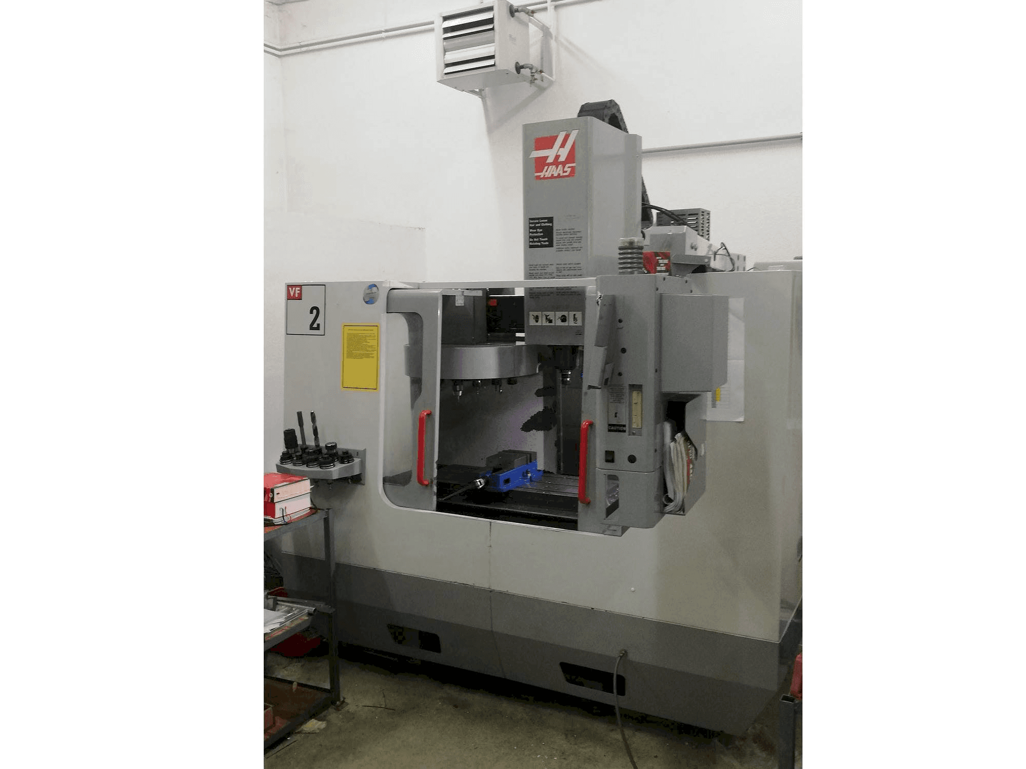 Prikaz stroja HAAS VF-2DHE sprijeda