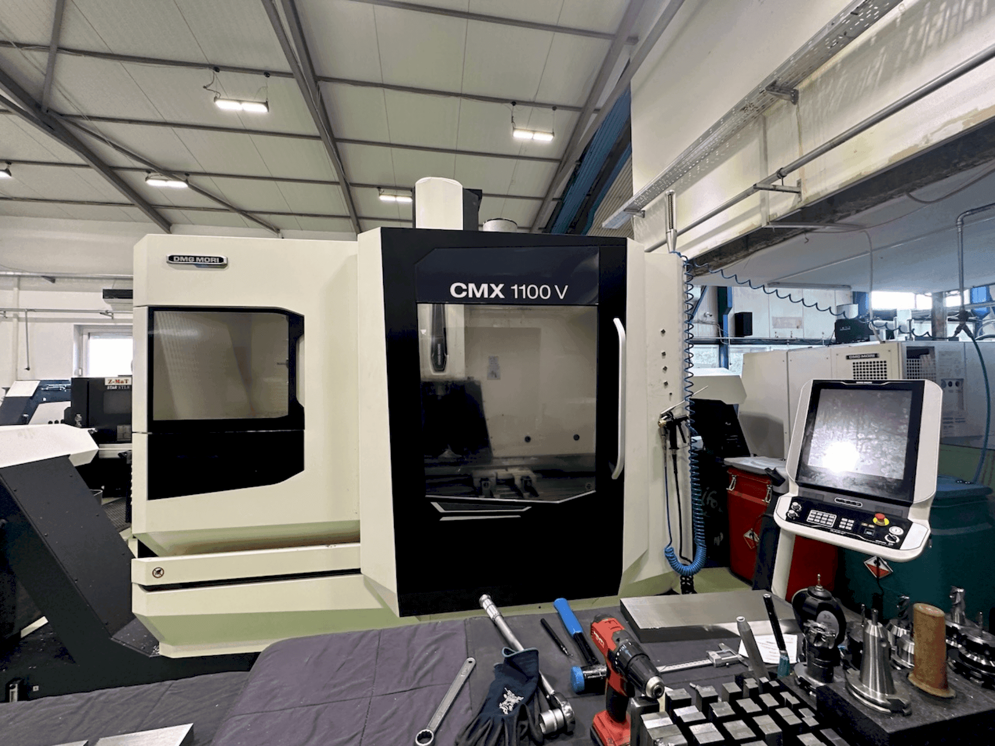 Prikaz stroja DMG MORI CMX 1100 V sprijeda