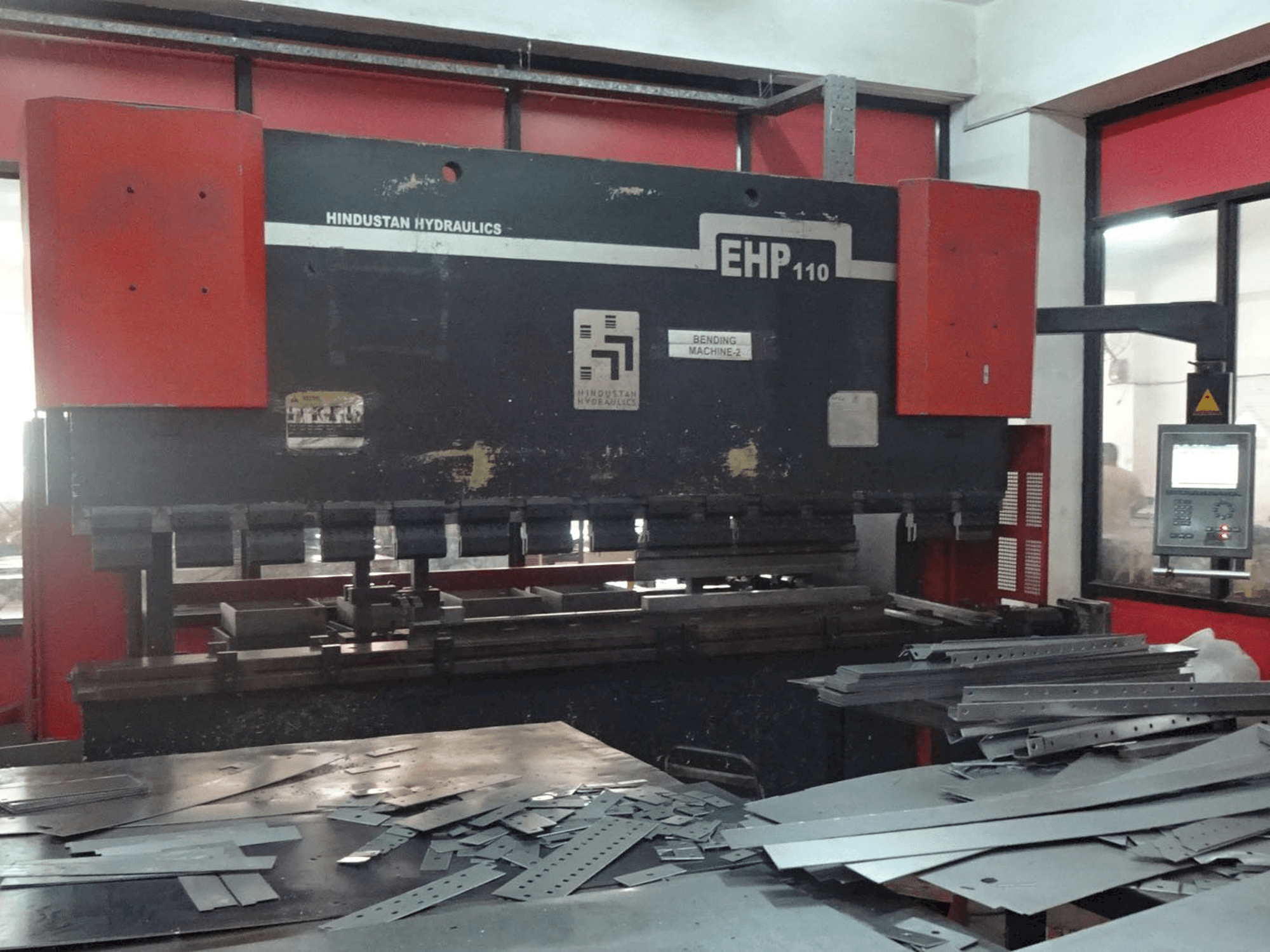 Prikaz stroja Hindustan Hydraulics EHP 110 sprijeda