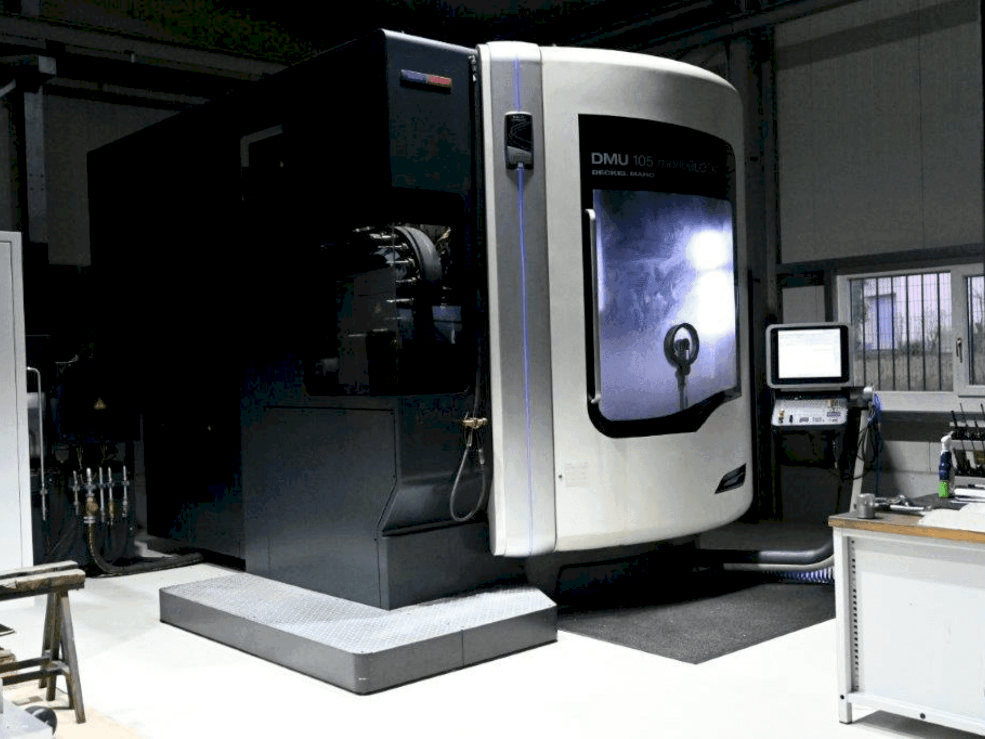 Prikaz stroja DMG DMU 105 MonoBlock sprijeda