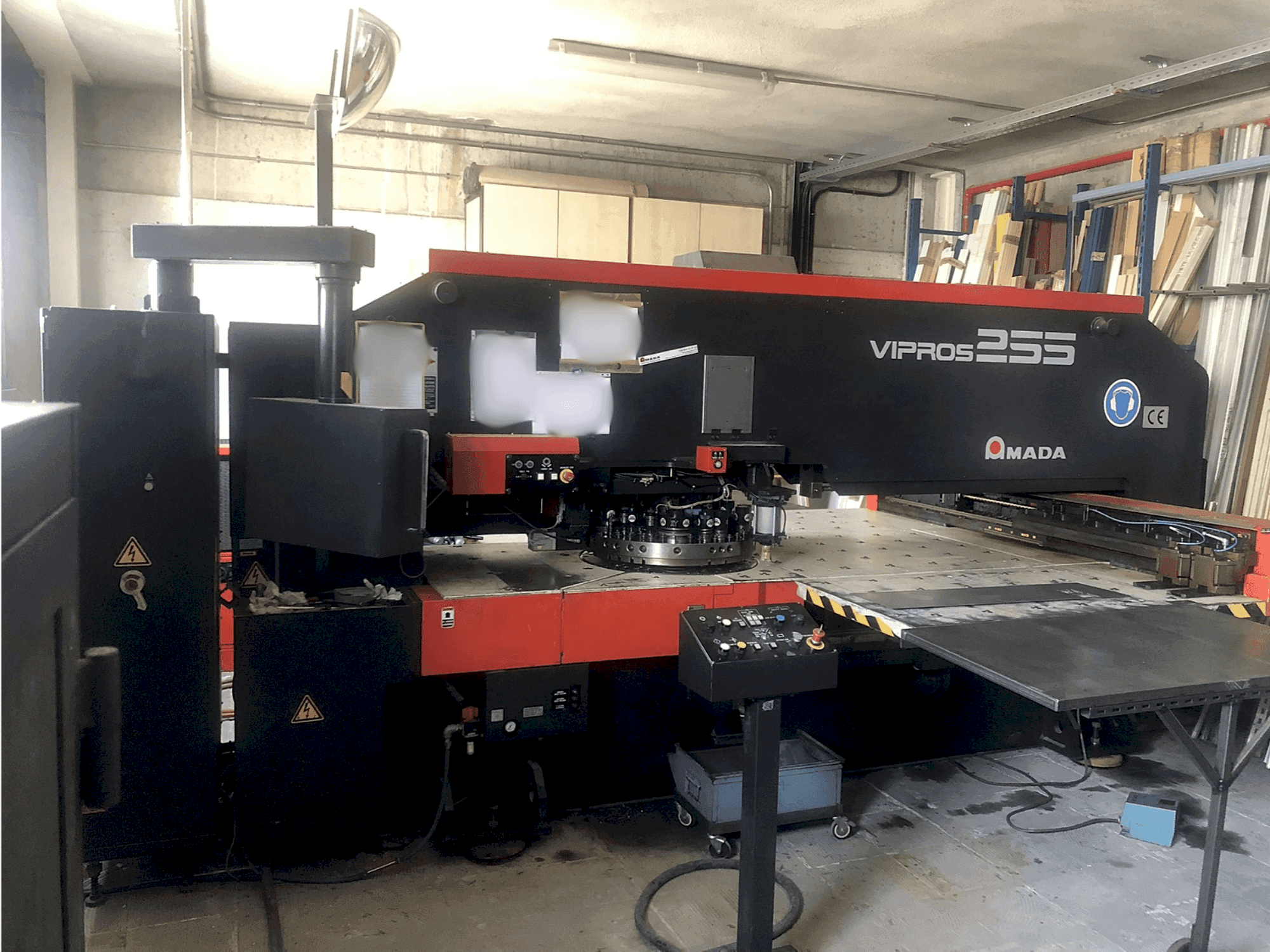 Prikaz stroja AMADA Vipros 255 sprijeda