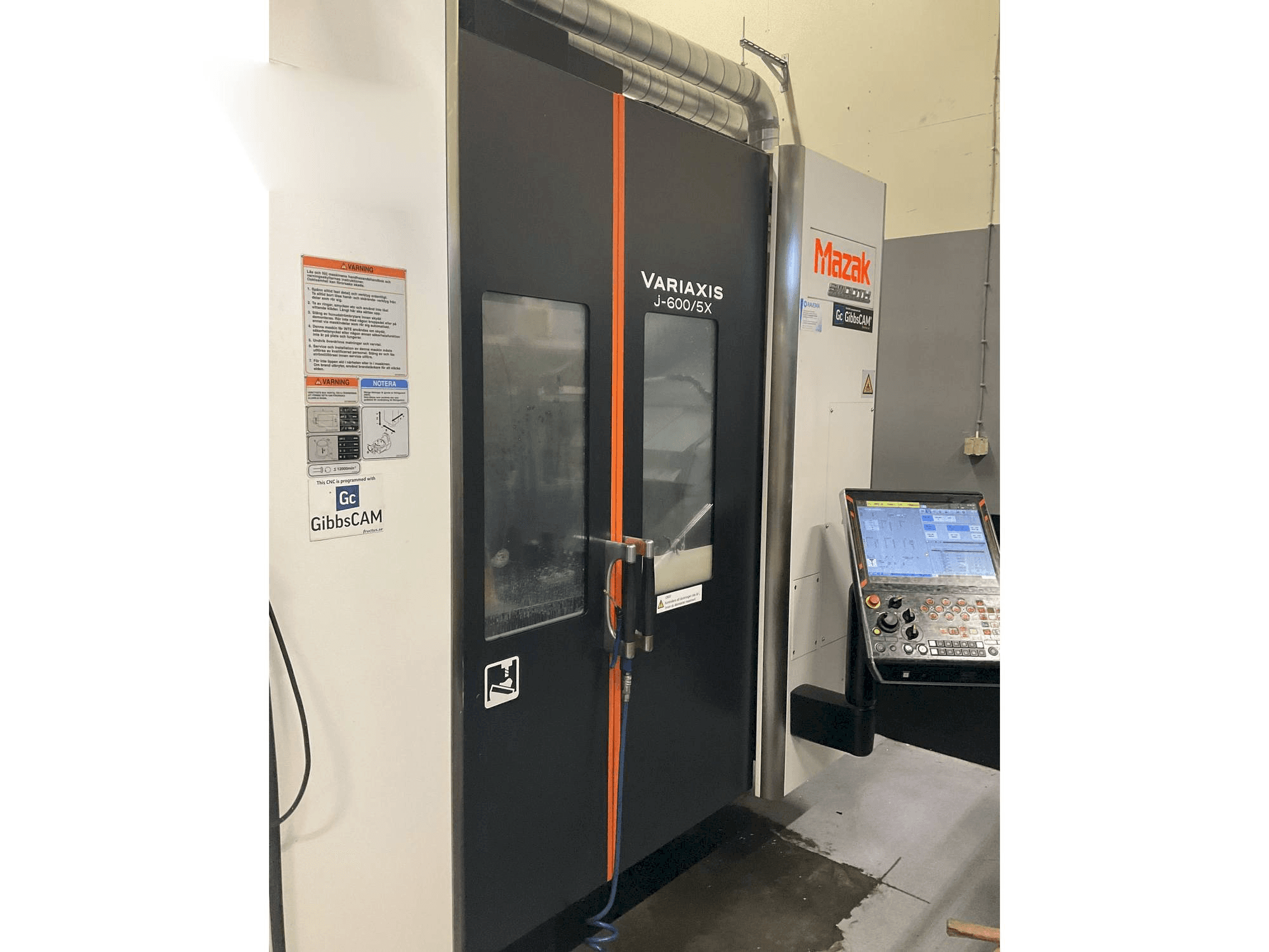 Prikaz stroja Mazak Variaxis J-600 sprijeda