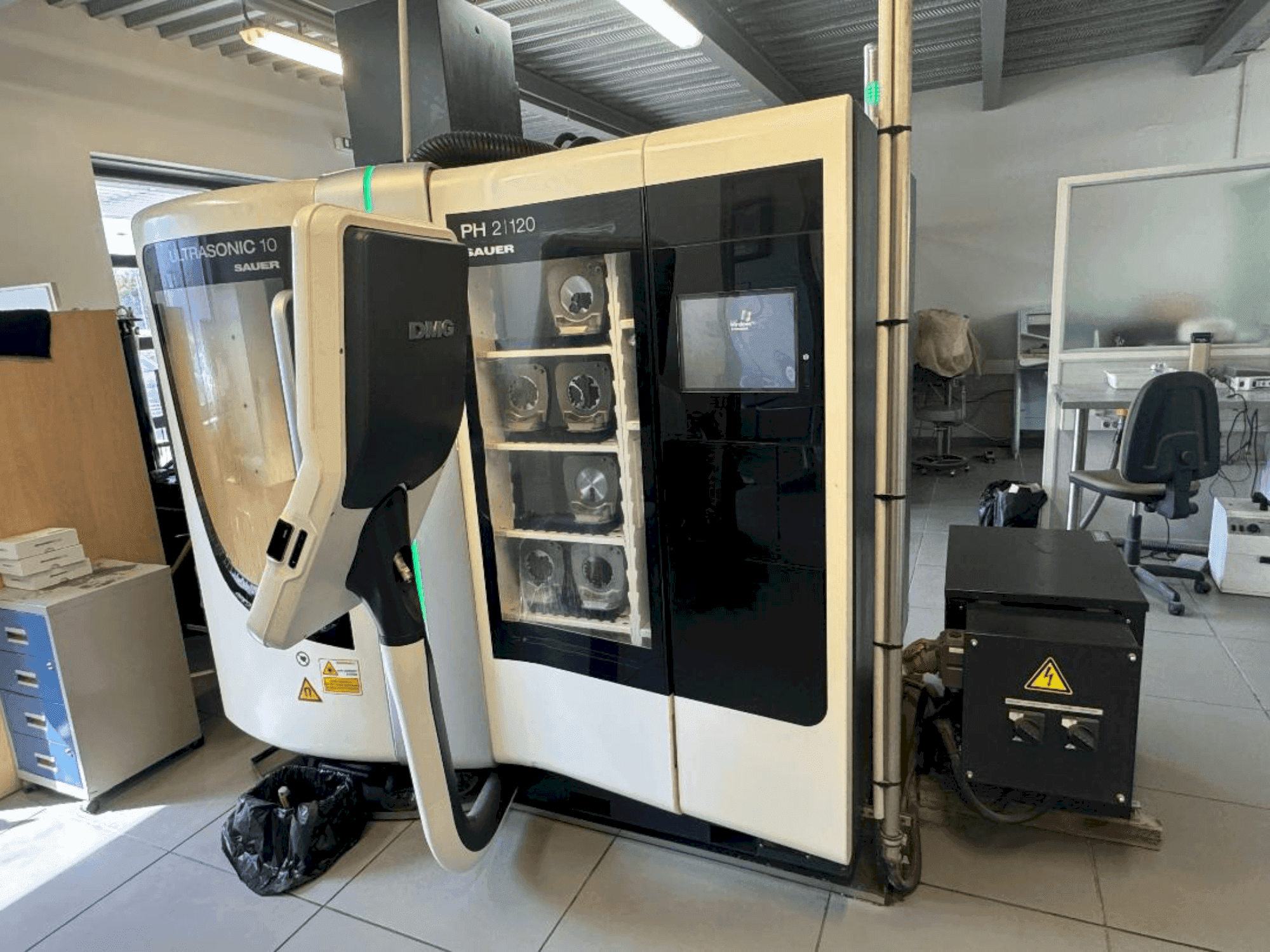 Prikaz stroja DMG ULTRASONIC 10/ DENTAL 10 sprijeda