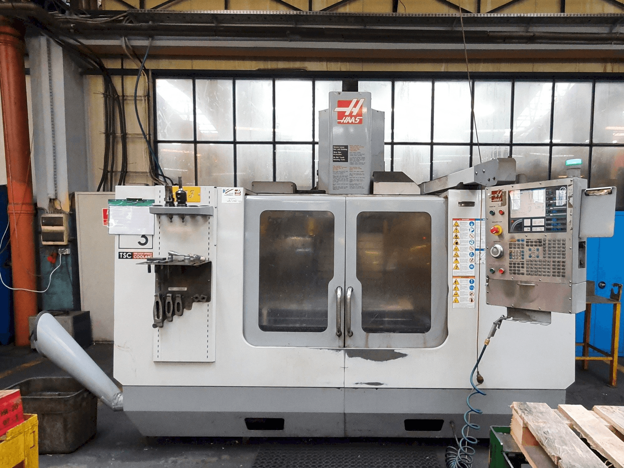 Prikaz stroja HAAS VF-3 BHE sprijeda