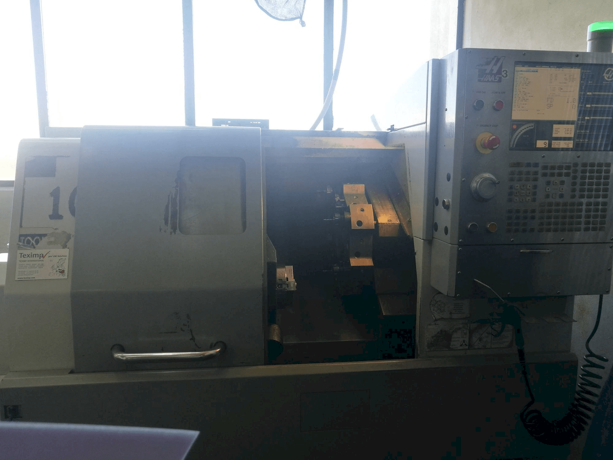 Prikaz stroja HAAS SL-10HE sprijeda