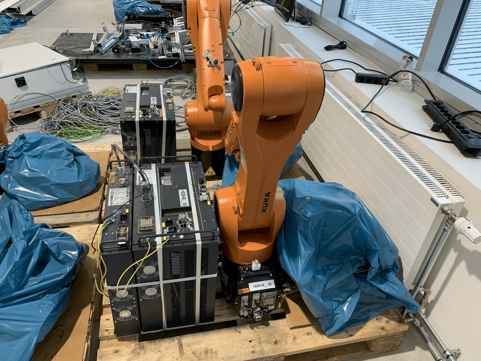 Prikaz stroja KUKA KR10 R1100 sprijeda