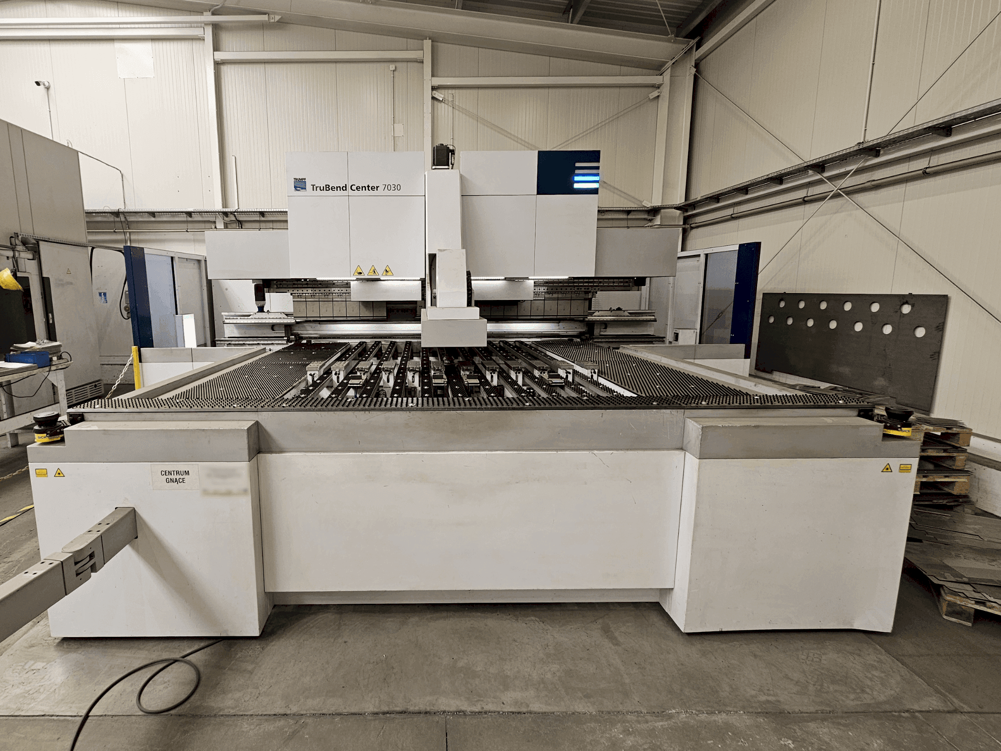Prikaz stroja TRUMPF TruBend Center 7030 sprijeda